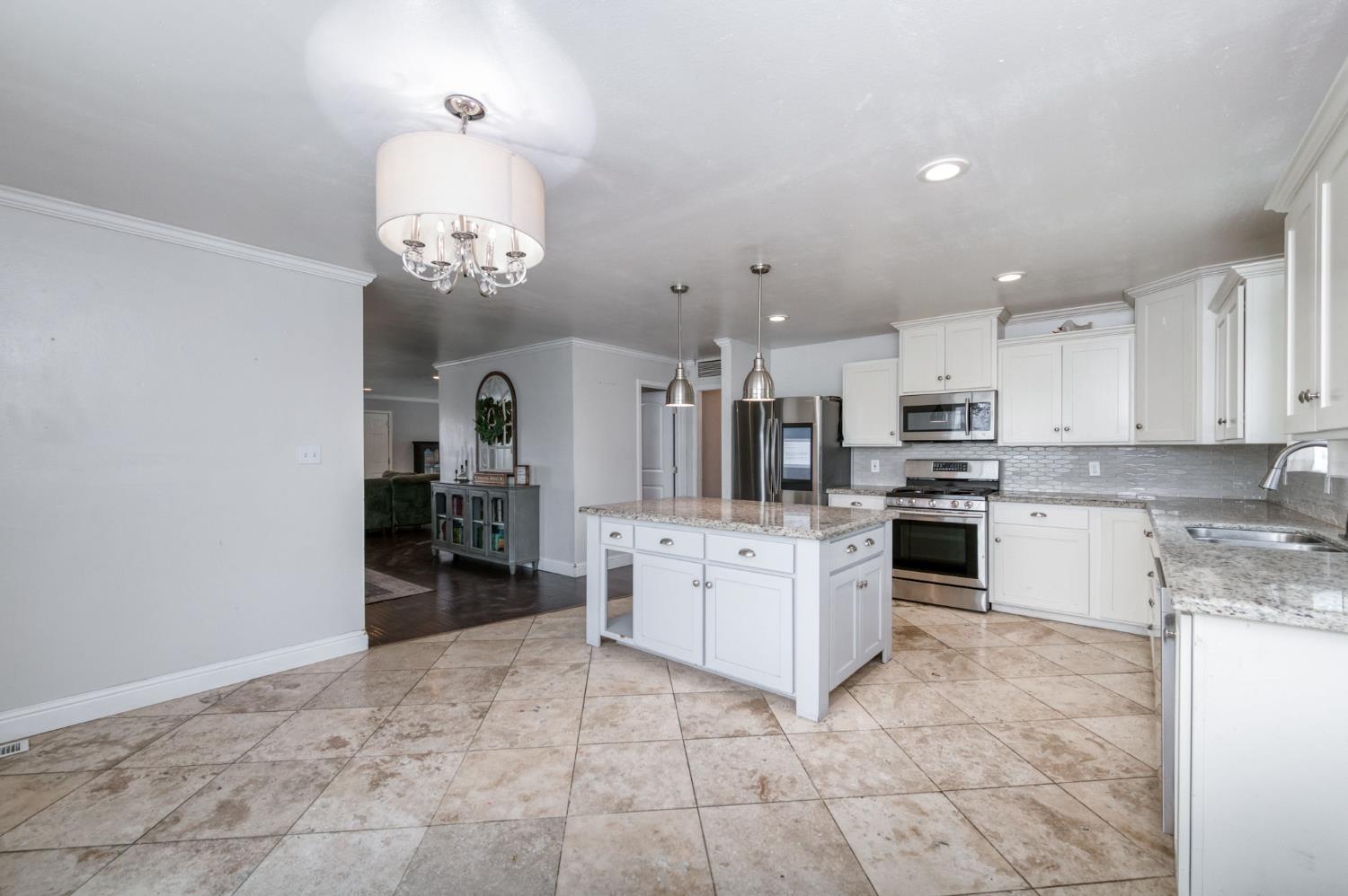 1175 N Frankwood Ave, Reedley, CA 93654