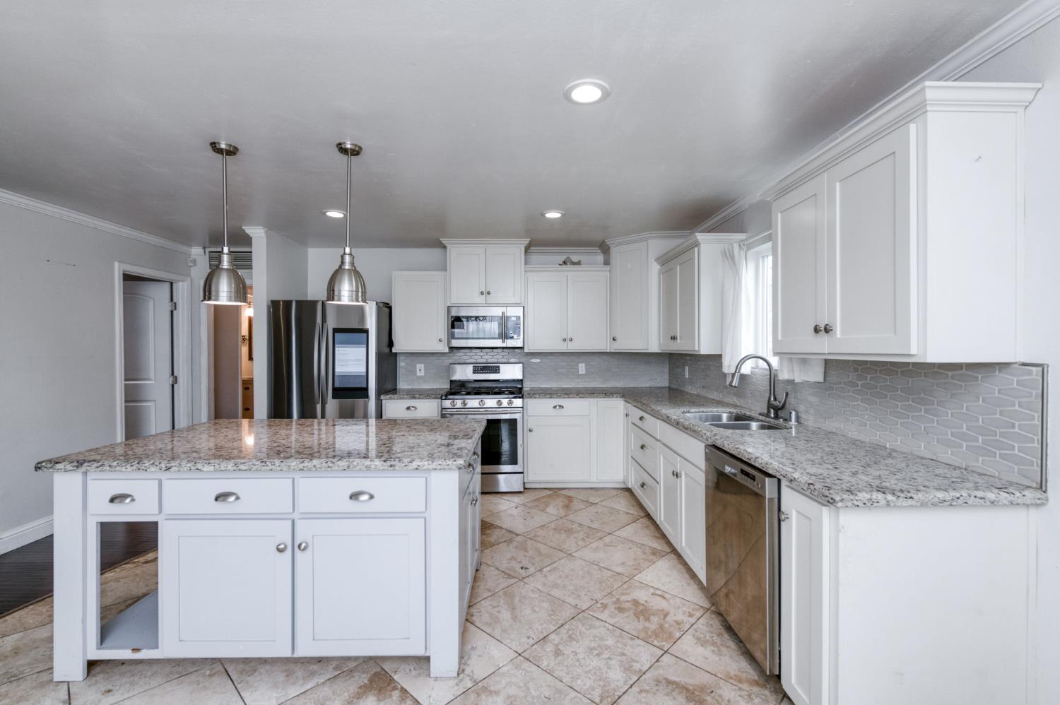 1175 N Frankwood Ave, Reedley, CA 93654