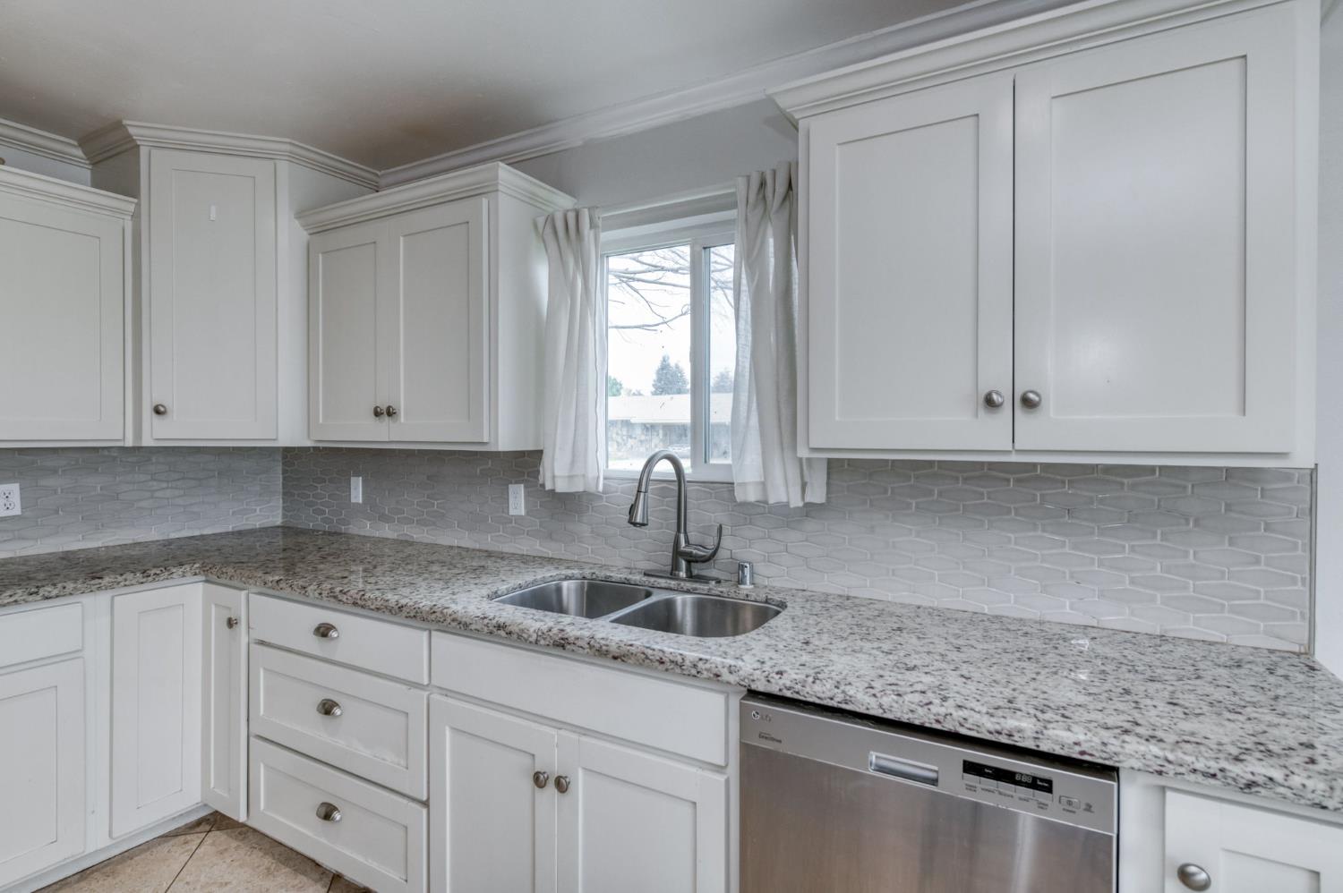 1175 N Frankwood Ave, Reedley, CA 93654