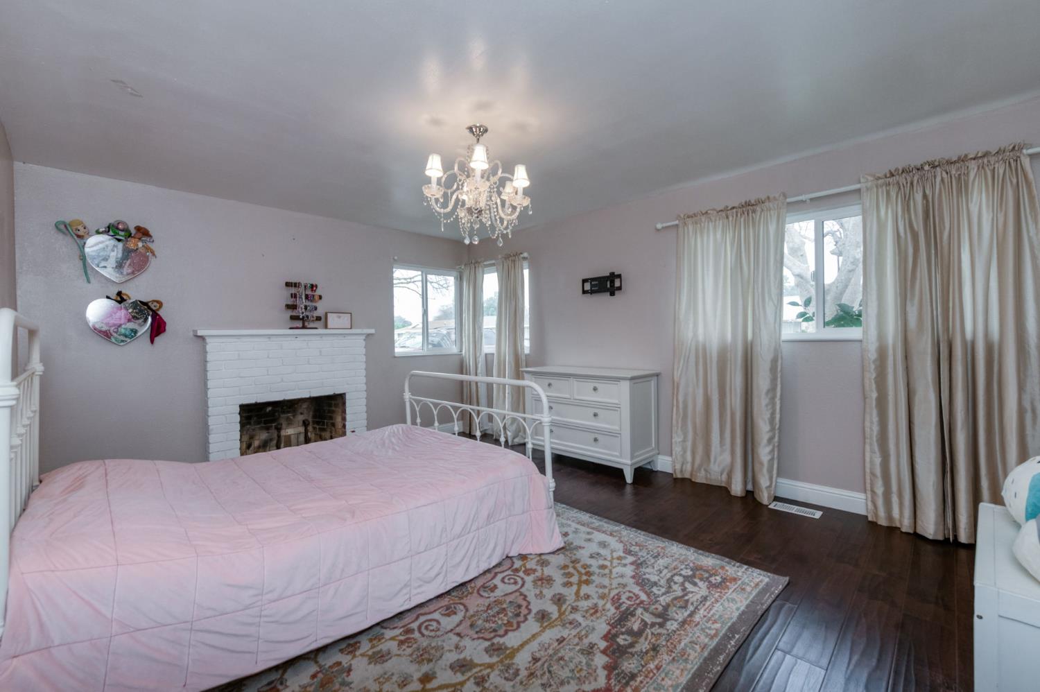 1175 N Frankwood Ave, Reedley, CA 93654