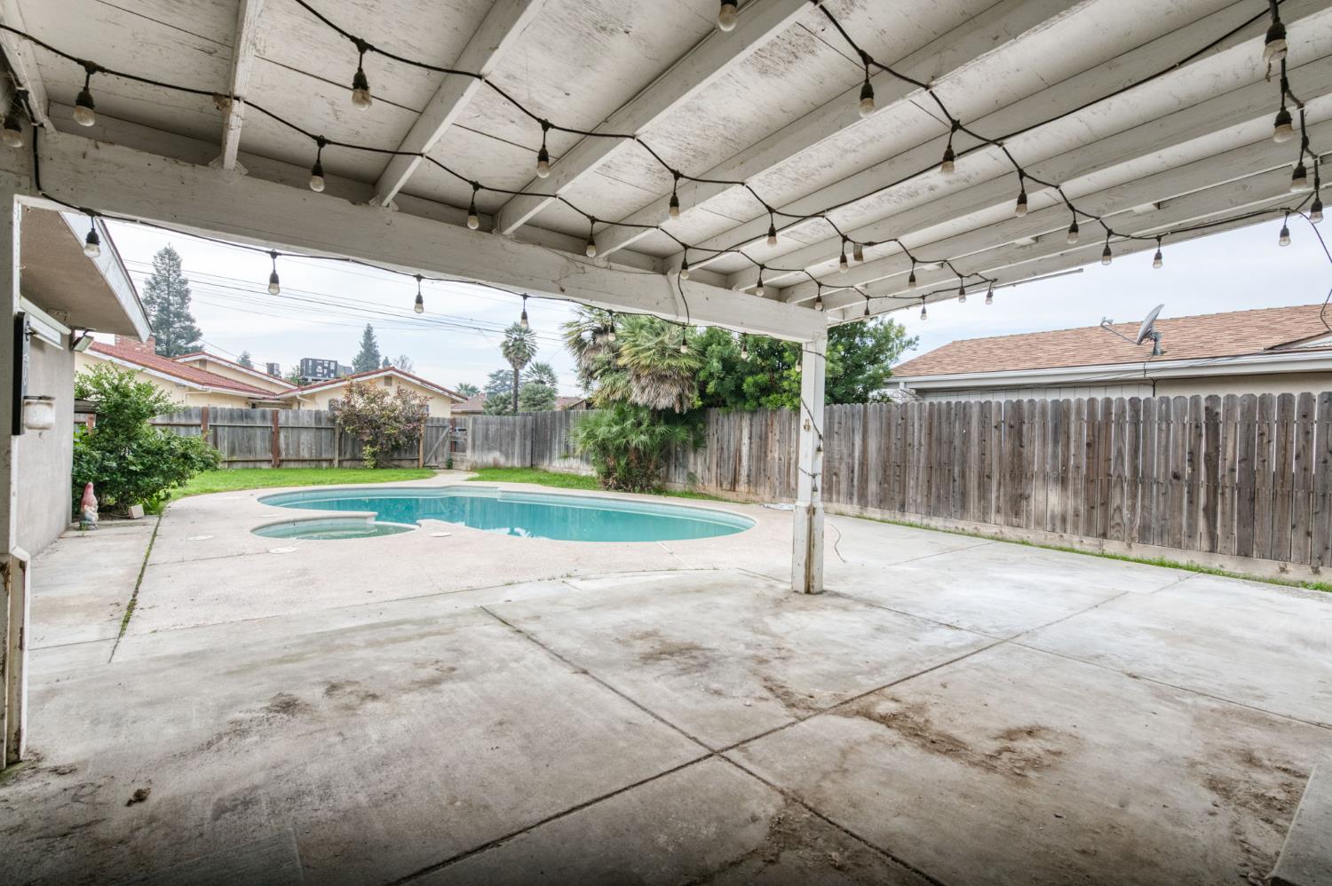 1175 N Frankwood Ave, Reedley, CA 93654