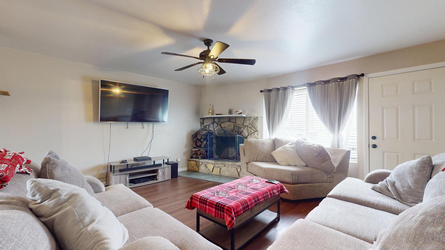 1526 8Th St, Firebaugh, CA 93622