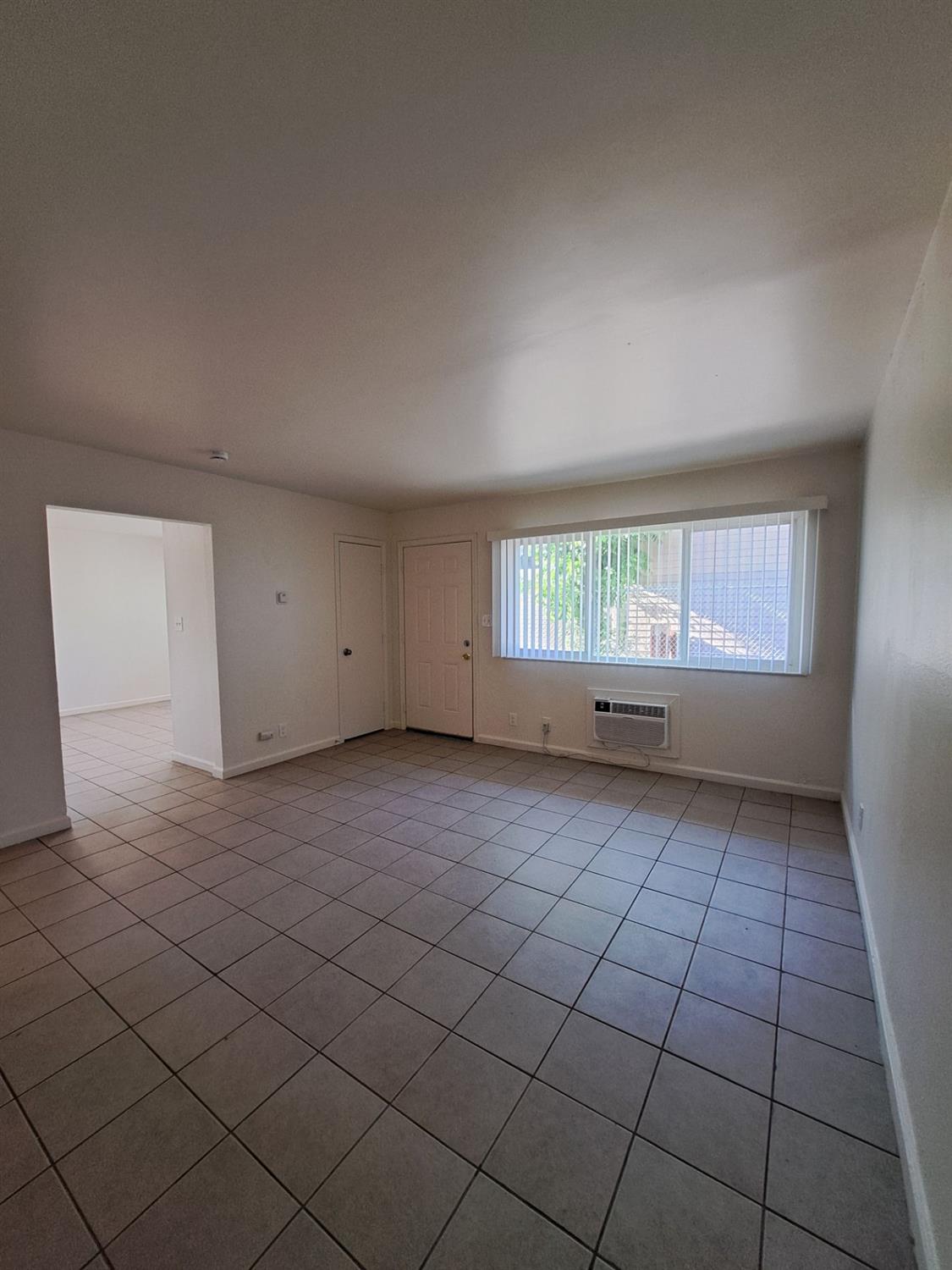 382 N Glenn Ave #A-E, Fresno, CA 93701