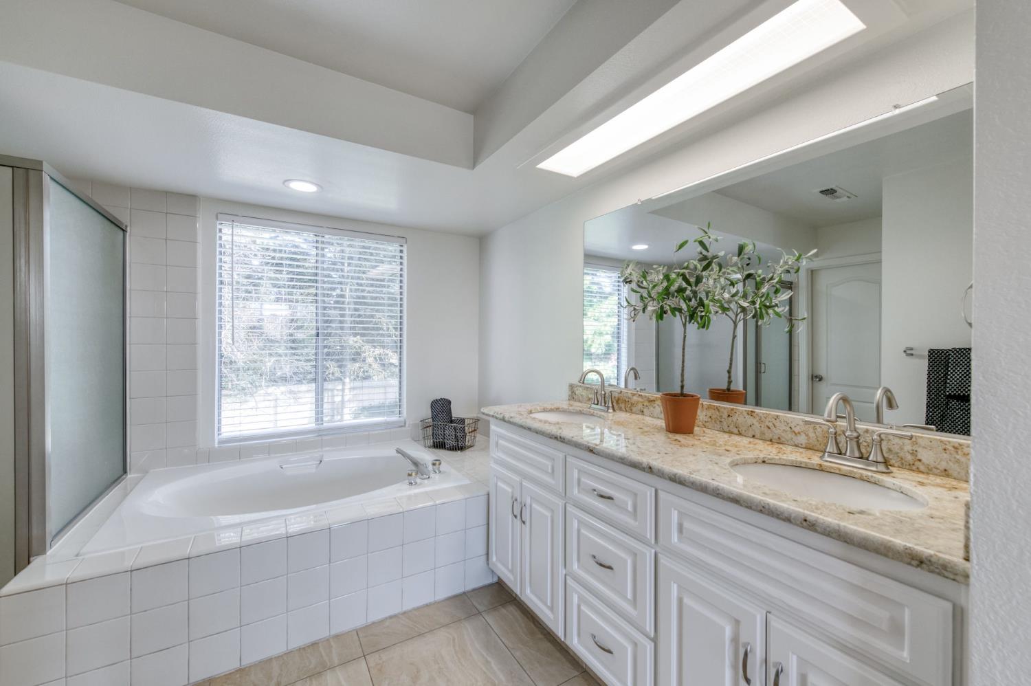 10352 N Doheny Dr, Fresno, CA 93730