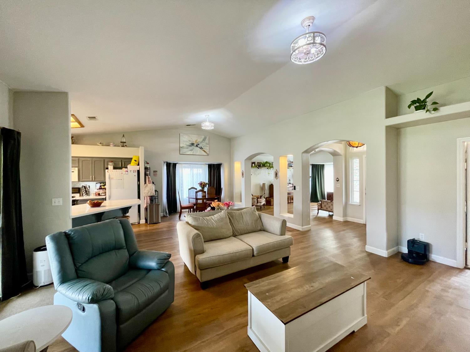 443 S Park Ave, Kerman, CA 93630