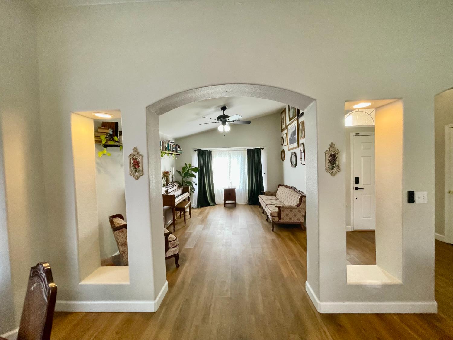 443 S Park Ave, Kerman, CA 93630