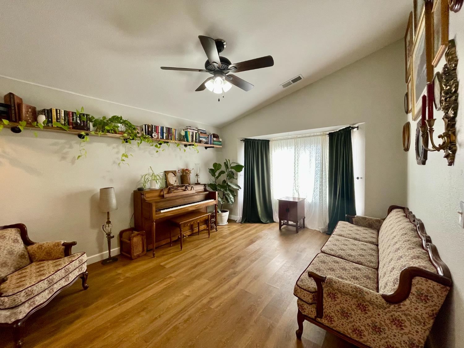 443 S Park Ave, Kerman, CA 93630