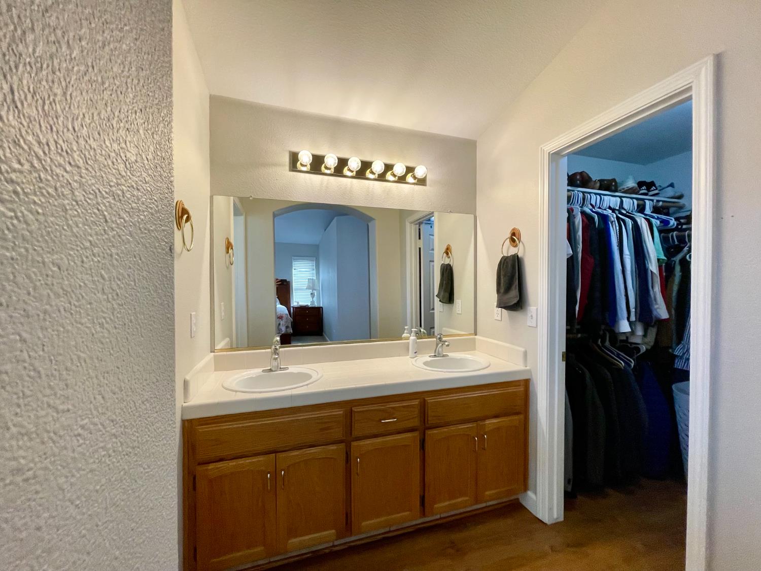 443 S Park Ave, Kerman, CA 93630