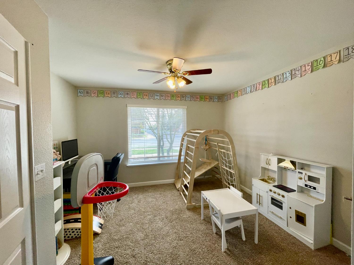 443 S Park Ave, Kerman, CA 93630