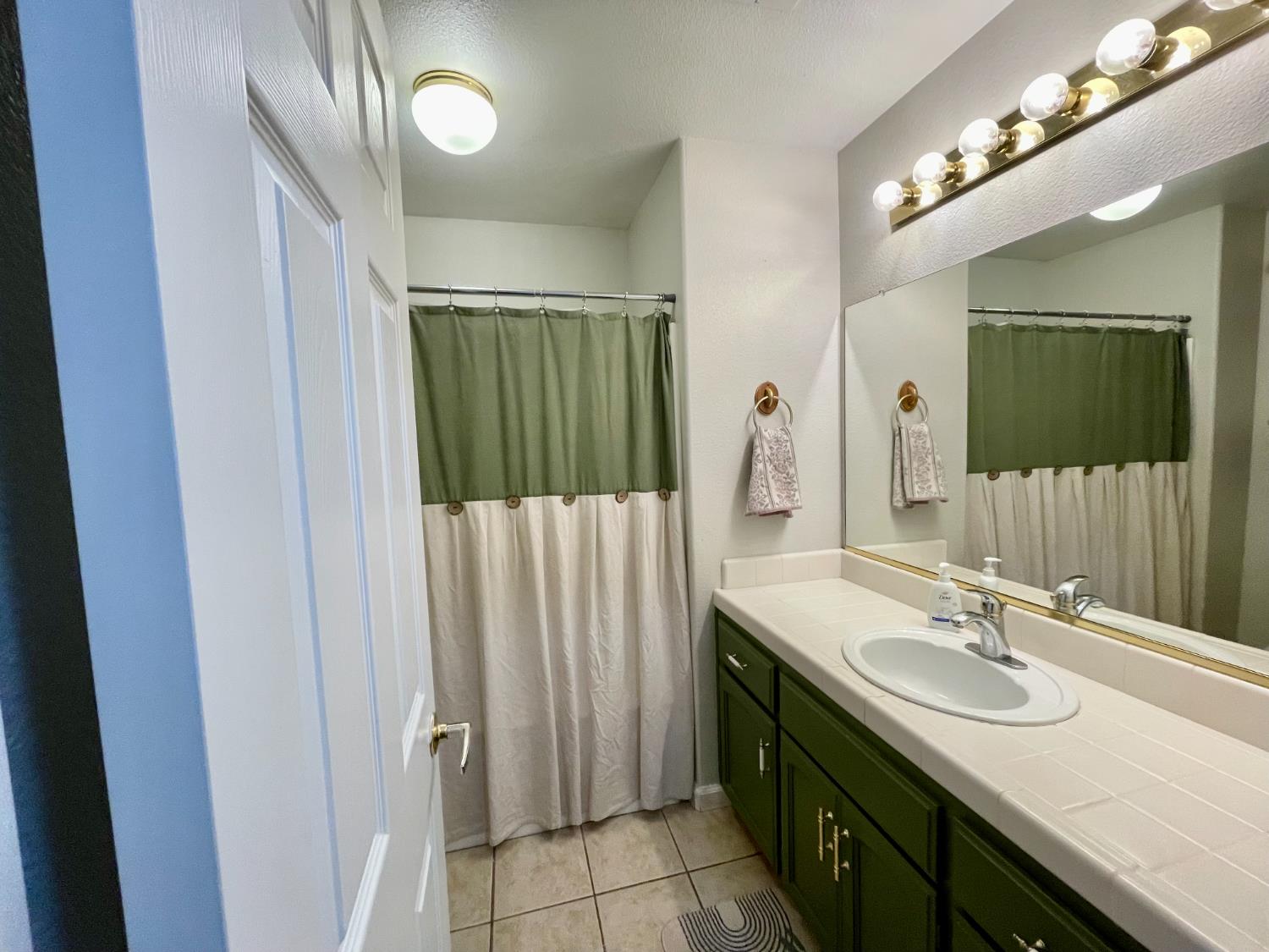 443 S Park Ave, Kerman, CA 93630