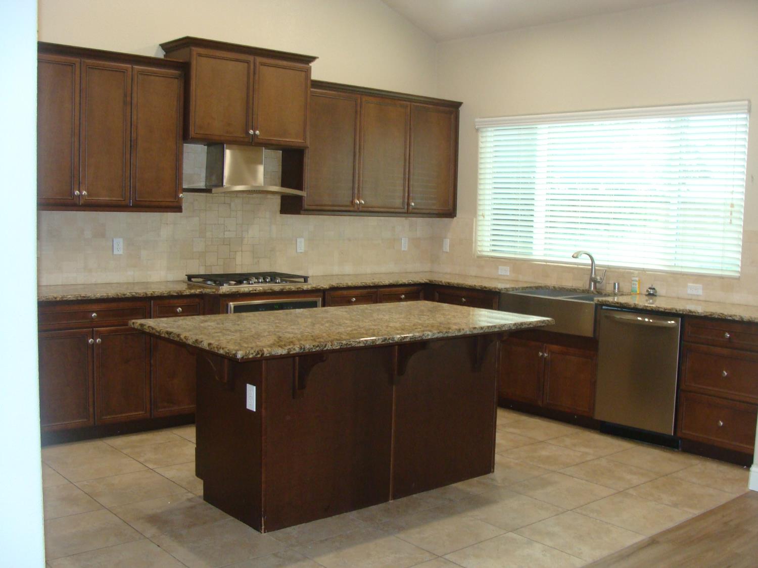 7477 N La Paz Ave, Fresno, CA 93722