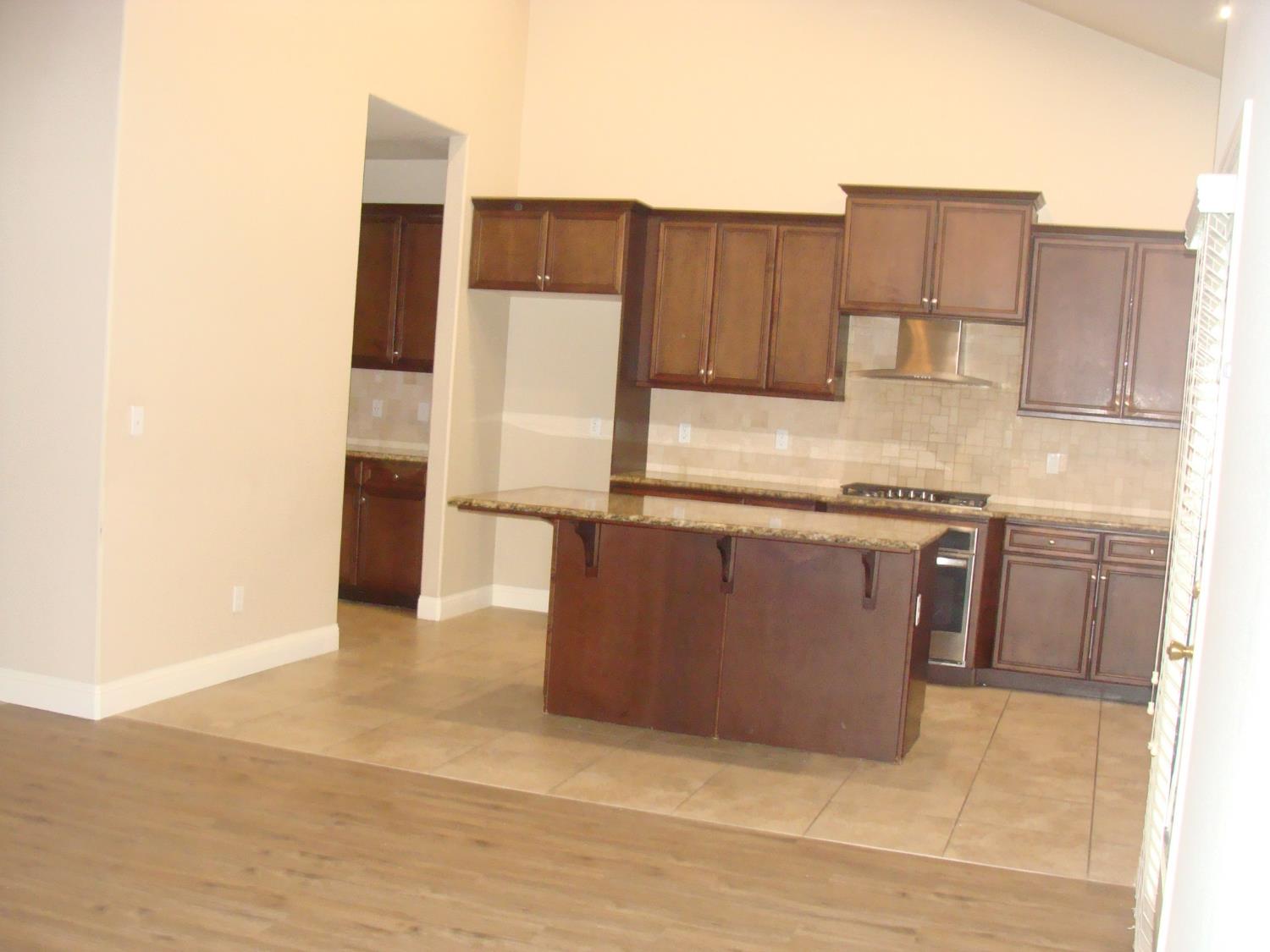 7477 N La Paz Ave, Fresno, CA 93722