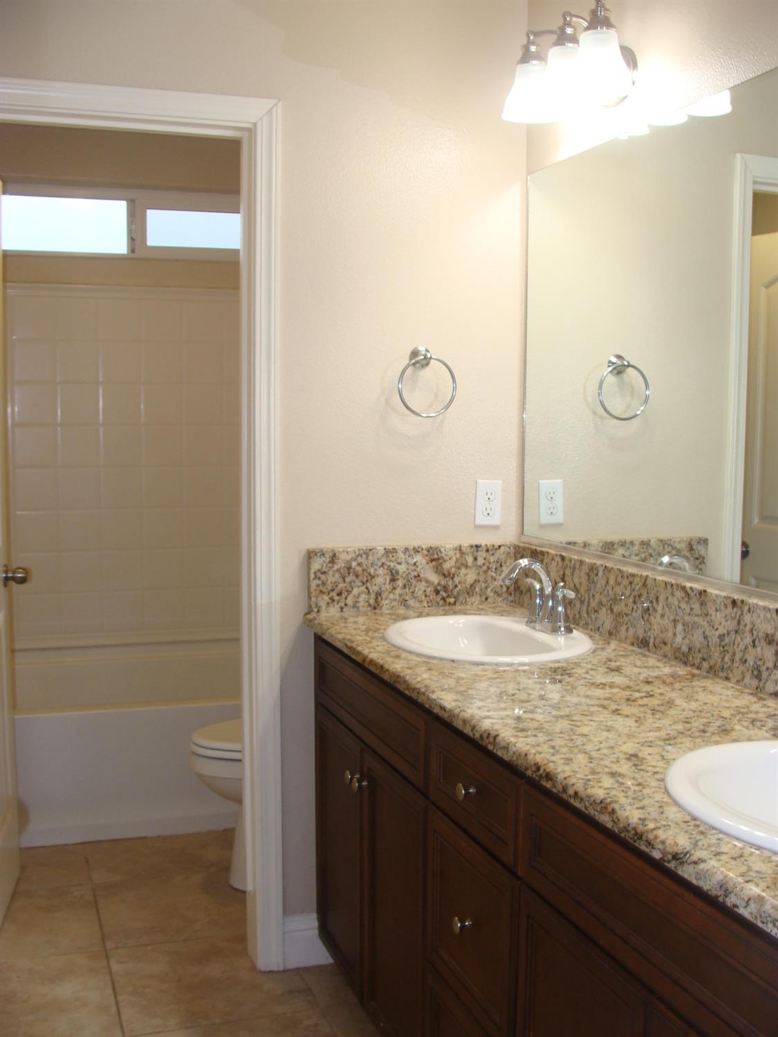 7477 N La Paz Ave, Fresno, CA 93722