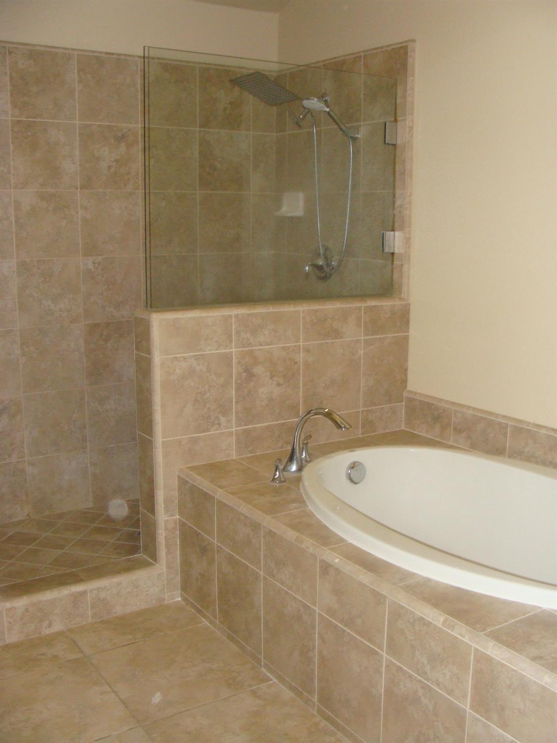 7477 N La Paz Ave, Fresno, CA 93722