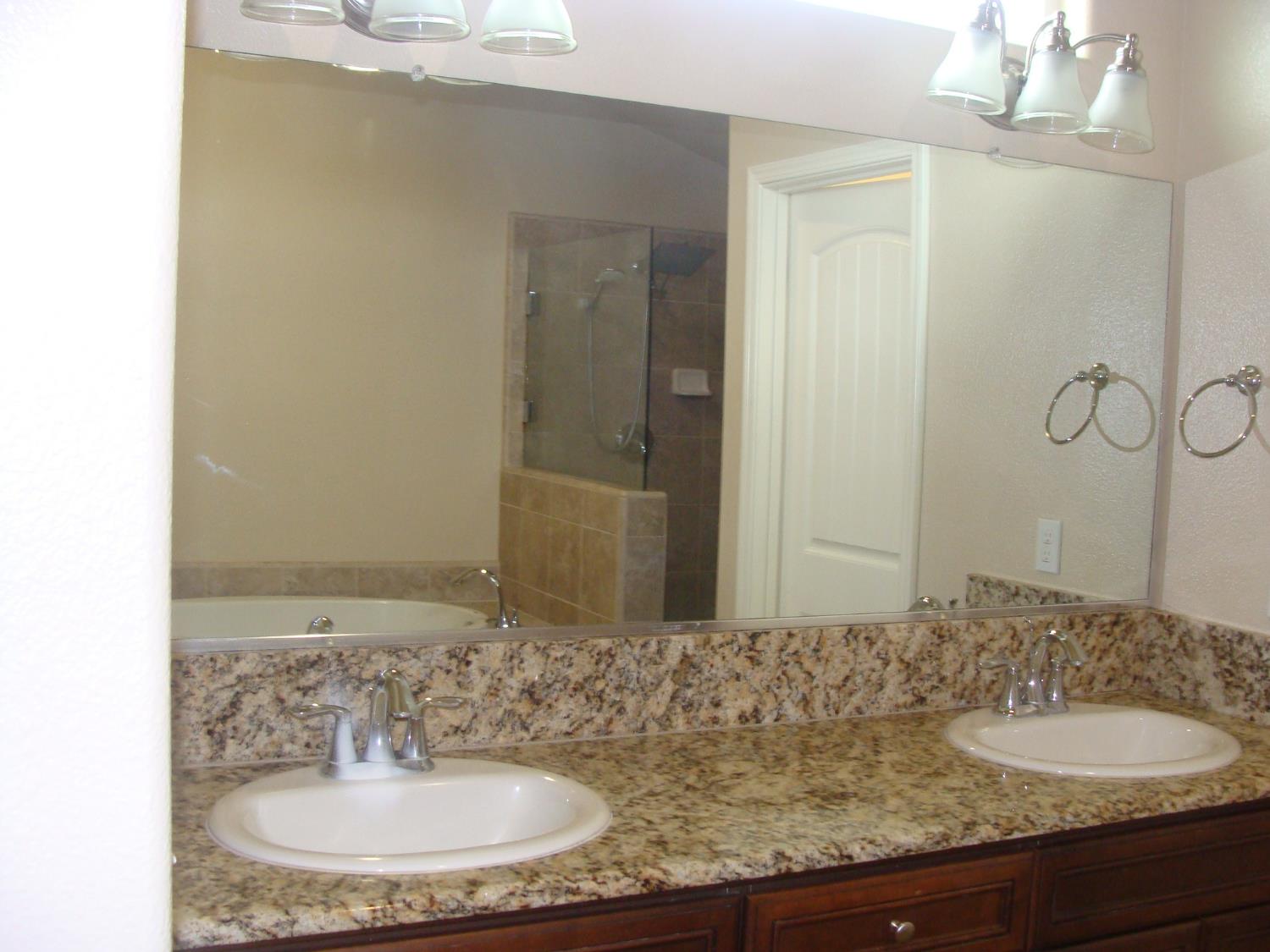 7477 N La Paz Ave, Fresno, CA 93722