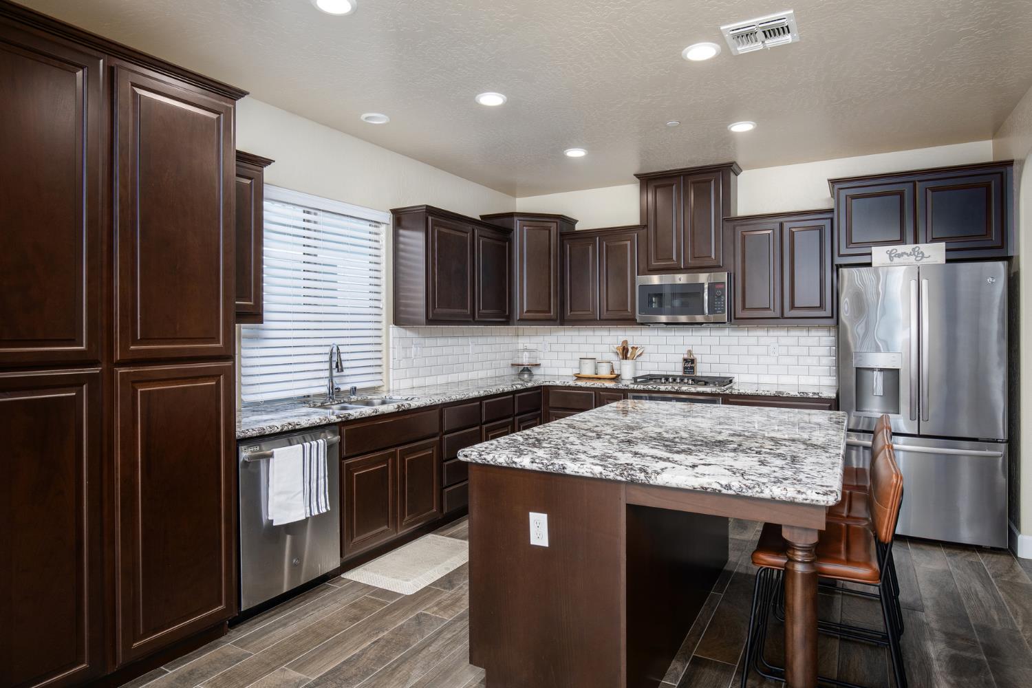 1041 Ridge Creek Estates Way, Dinuba, CA 93618