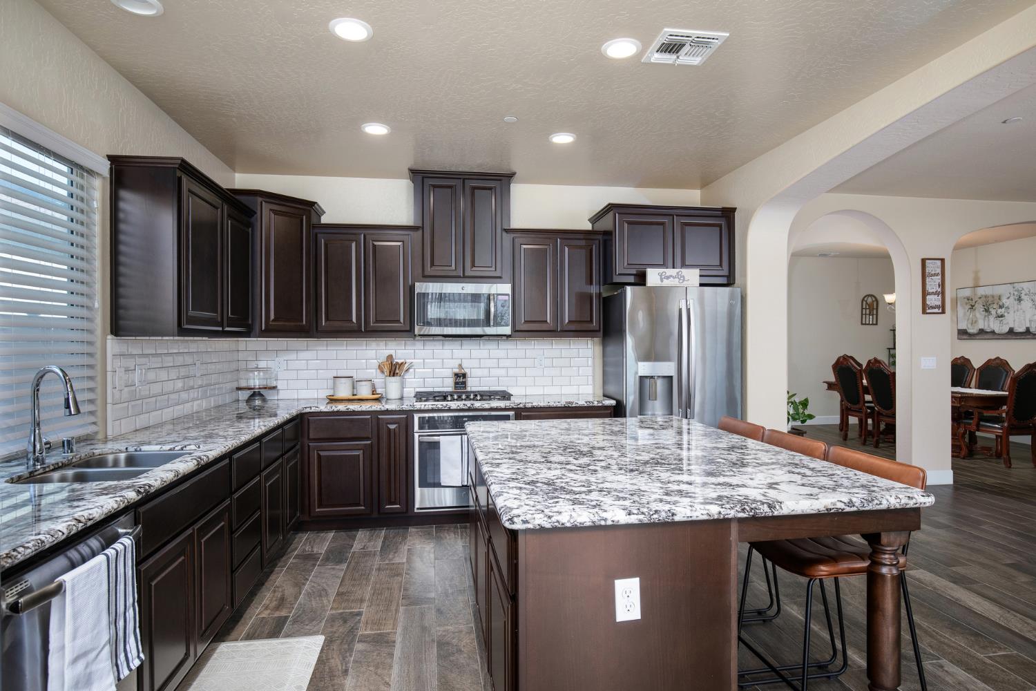 1041 Ridge Creek Estates Way, Dinuba, CA 93618