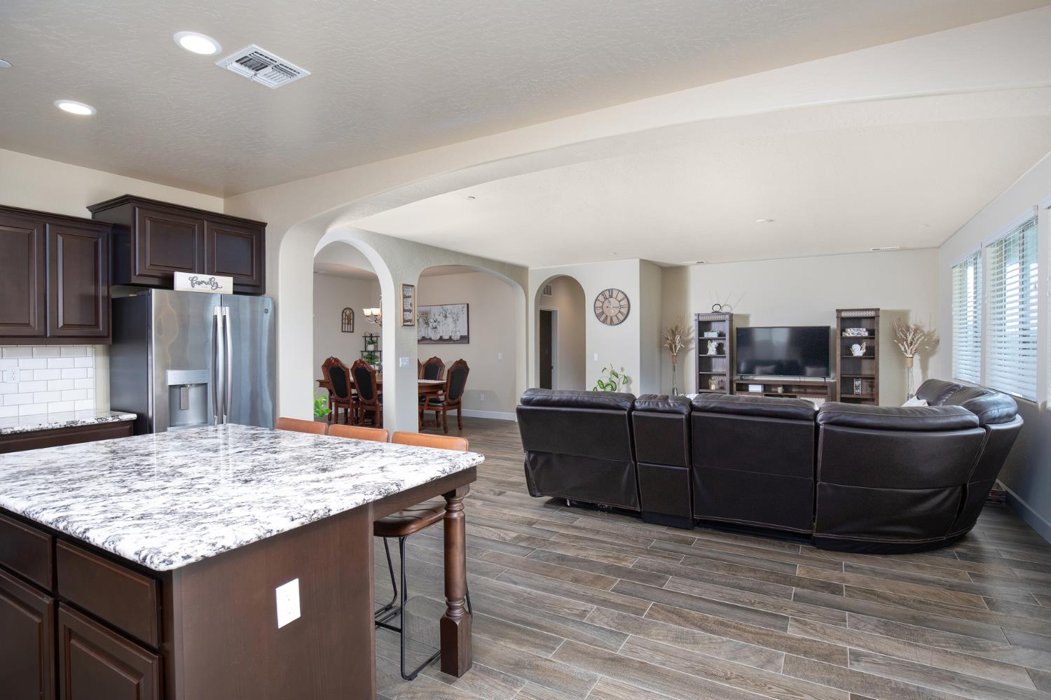 1041 Ridge Creek Estates Way, Dinuba, CA 93618