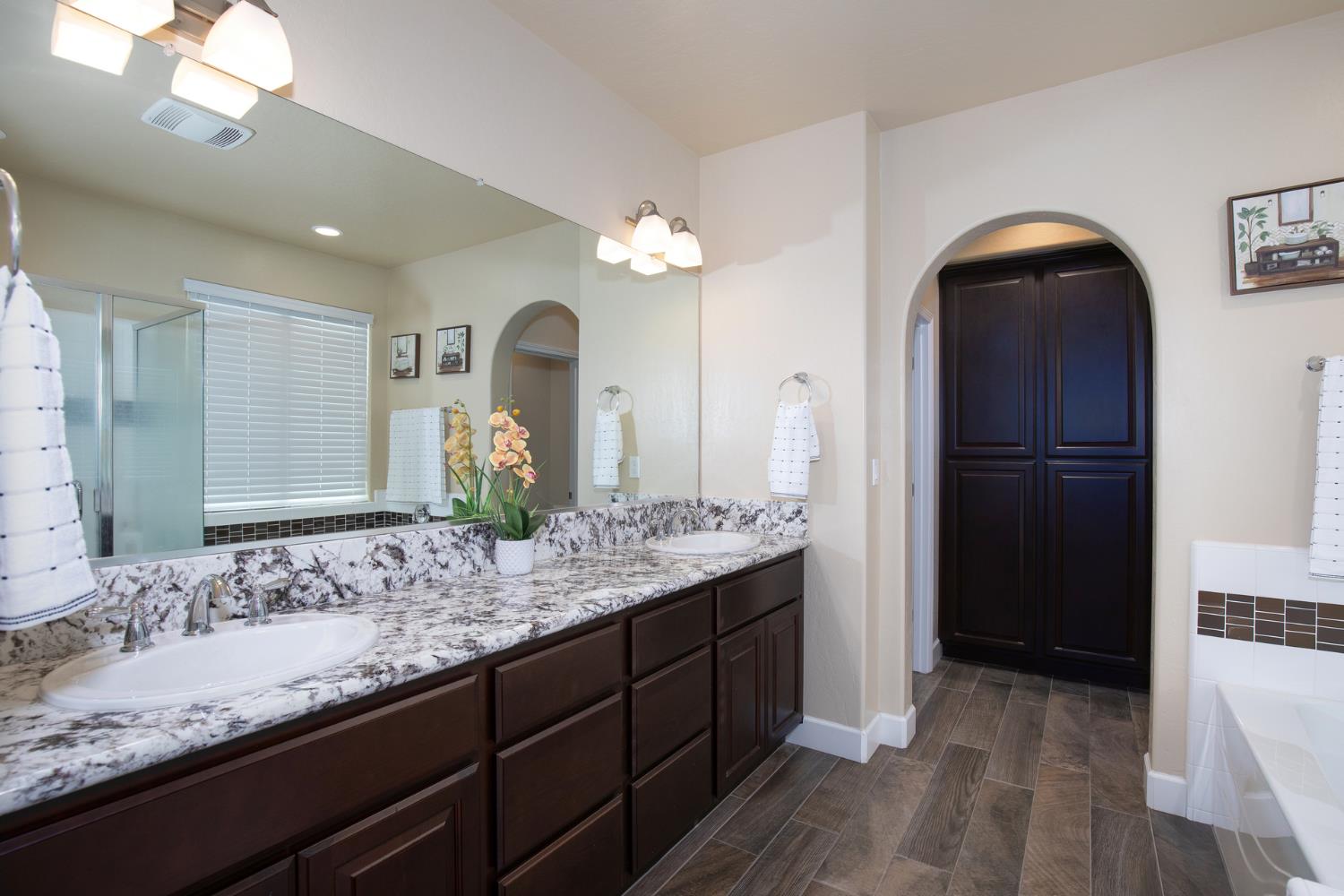 1041 Ridge Creek Estates Way, Dinuba, CA 93618