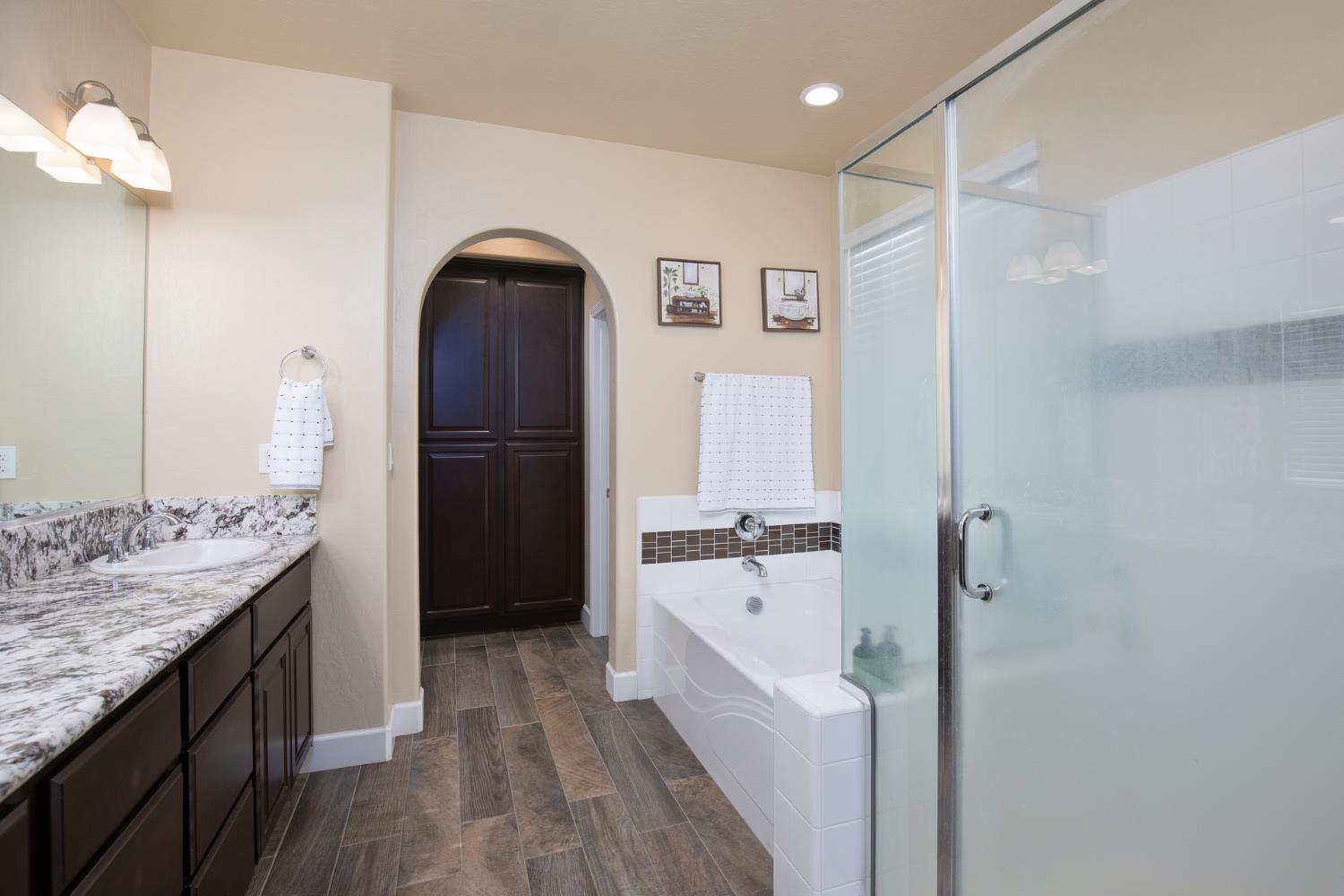 1041 Ridge Creek Estates Way, Dinuba, CA 93618