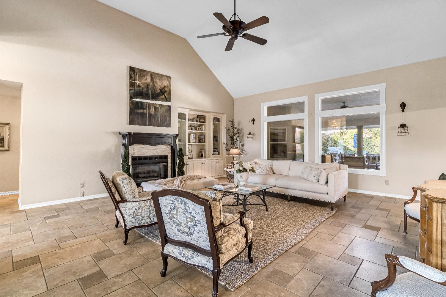 906 E Sutton Dr, Fresno, CA 93720