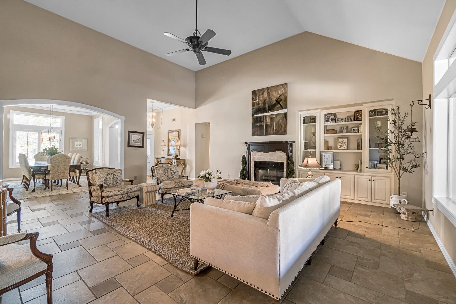 906 E Sutton Dr, Fresno, CA 93720