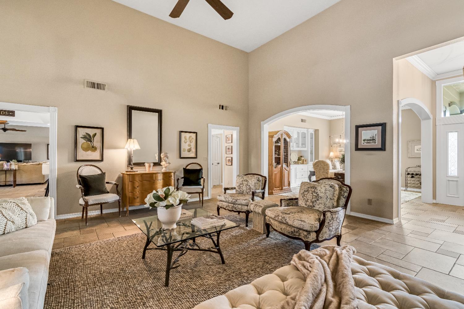 906 E Sutton Dr, Fresno, CA 93720