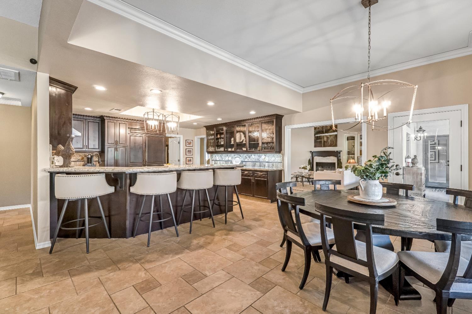 906 E Sutton Dr, Fresno, CA 93720