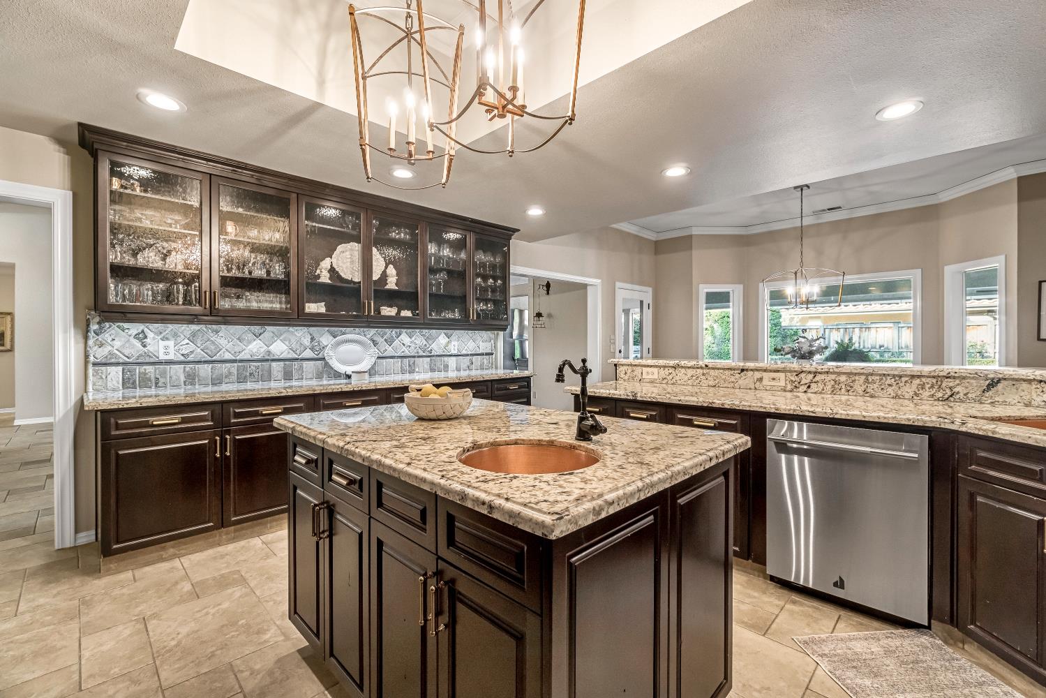 906 E Sutton Dr, Fresno, CA 93720