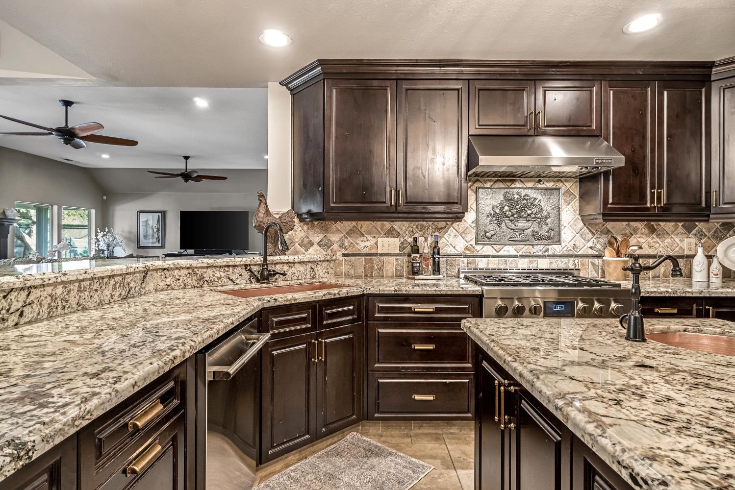 906 E Sutton Dr, Fresno, CA 93720