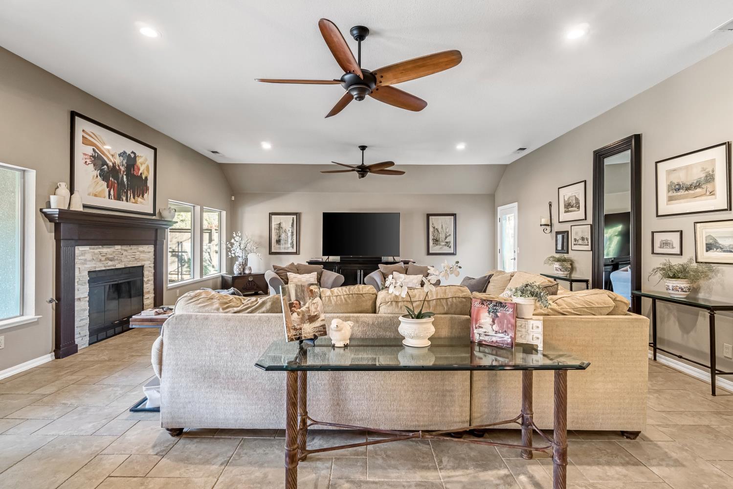 906 E Sutton Dr, Fresno, CA 93720