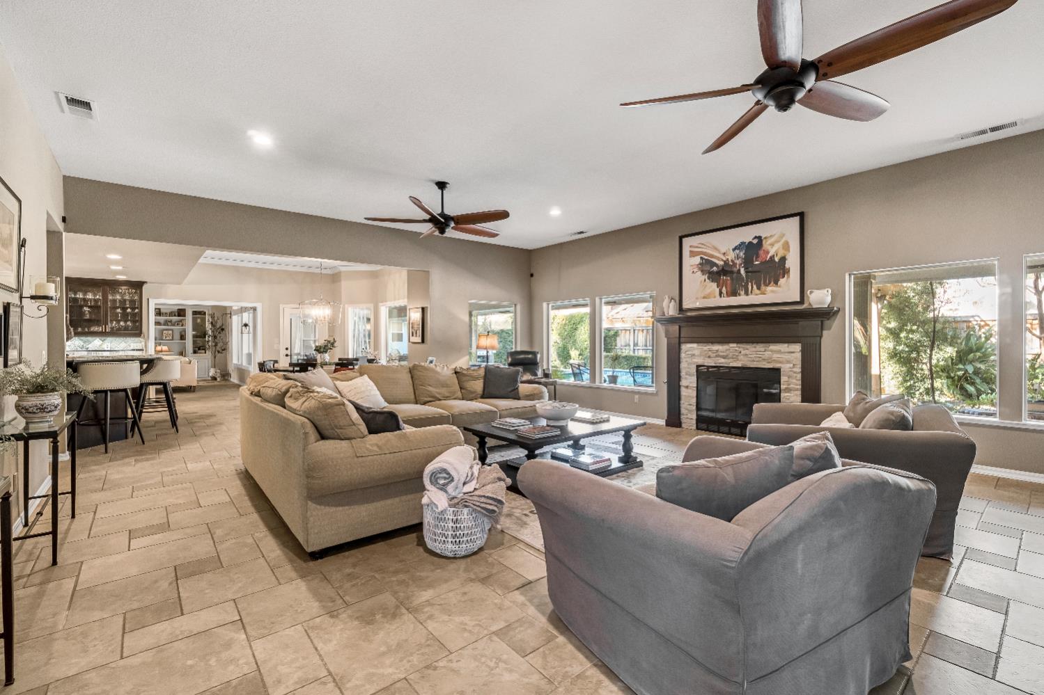 906 E Sutton Dr, Fresno, CA 93720