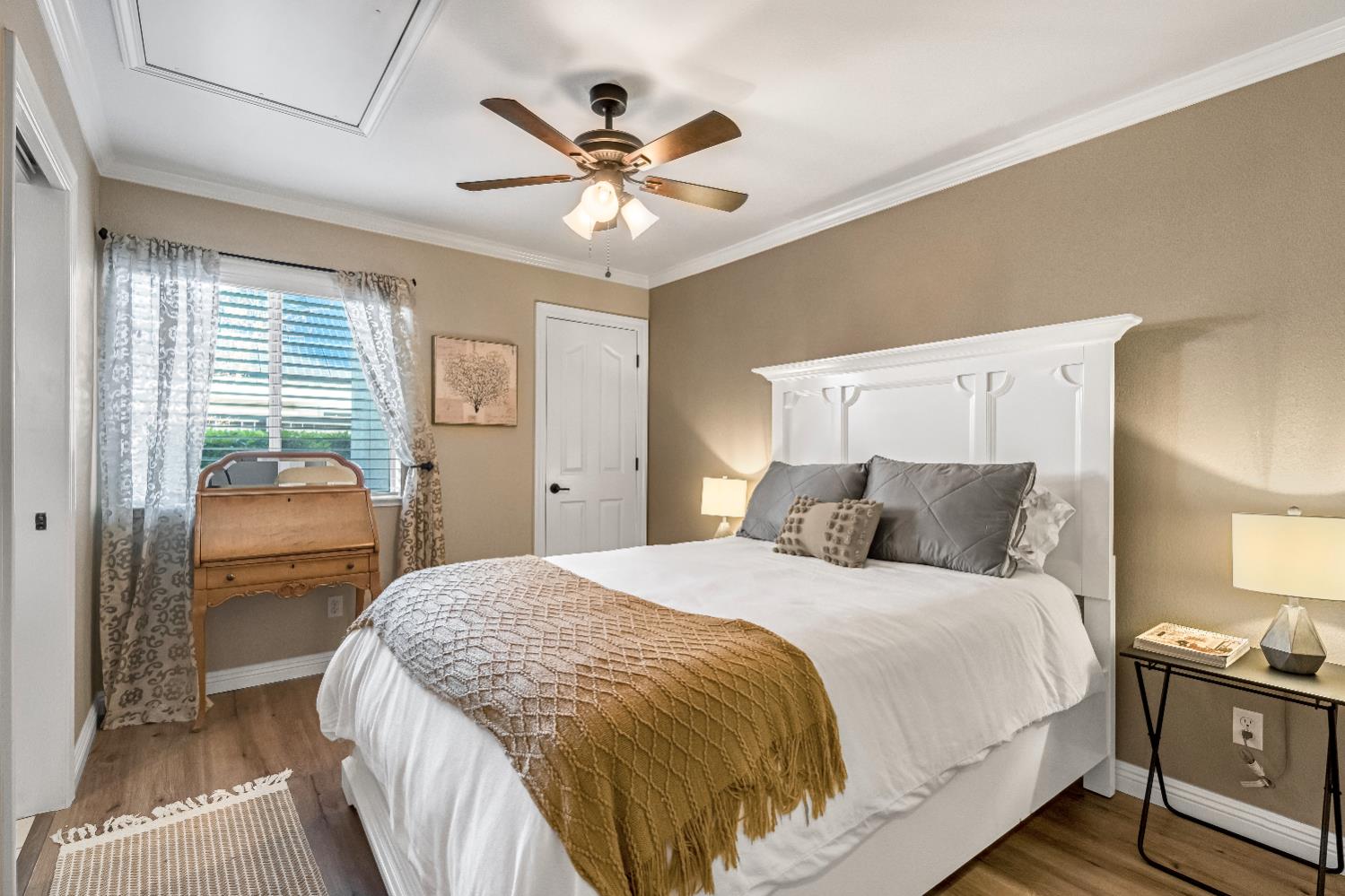 906 E Sutton Dr, Fresno, CA 93720