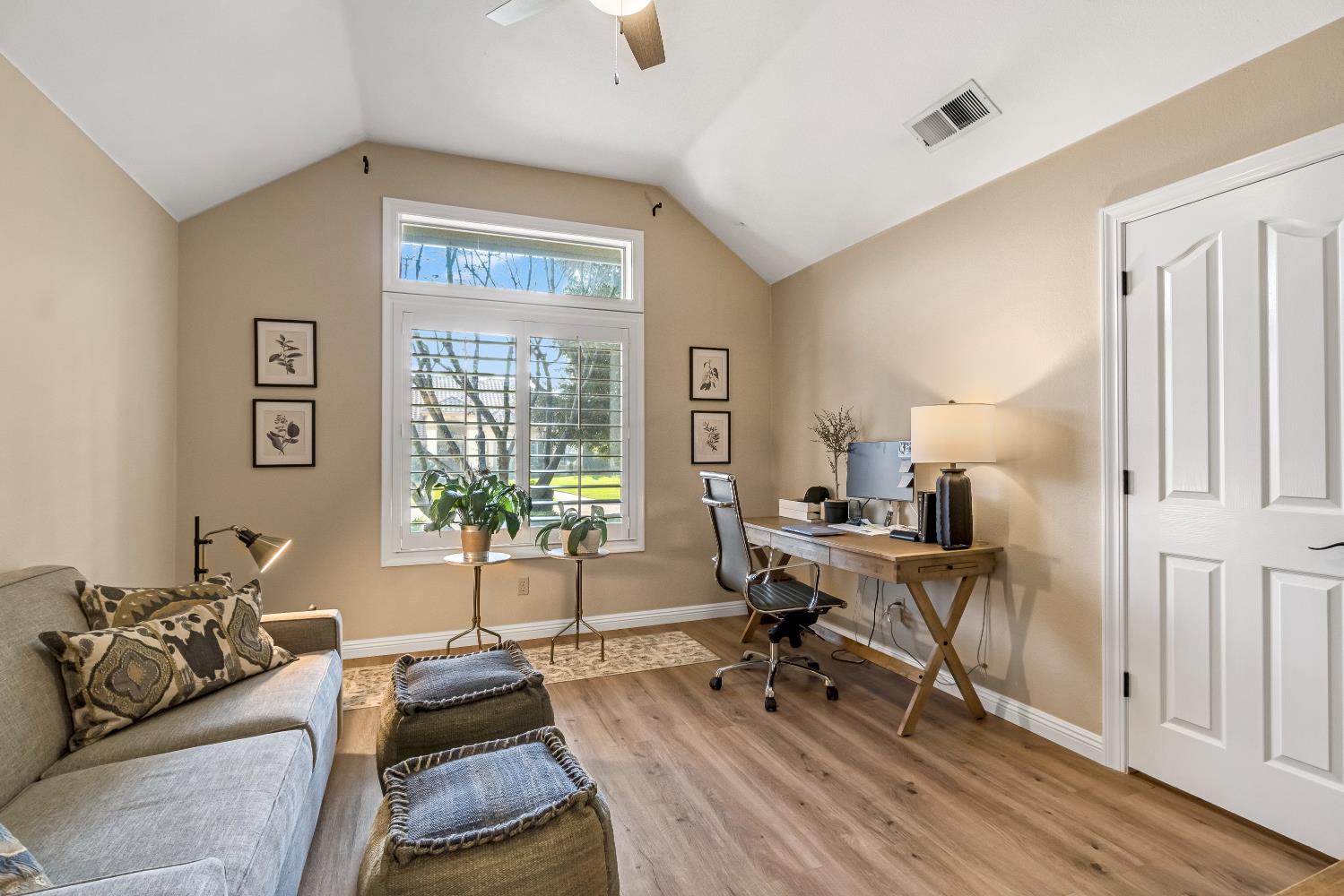 906 E Sutton Dr, Fresno, CA 93720