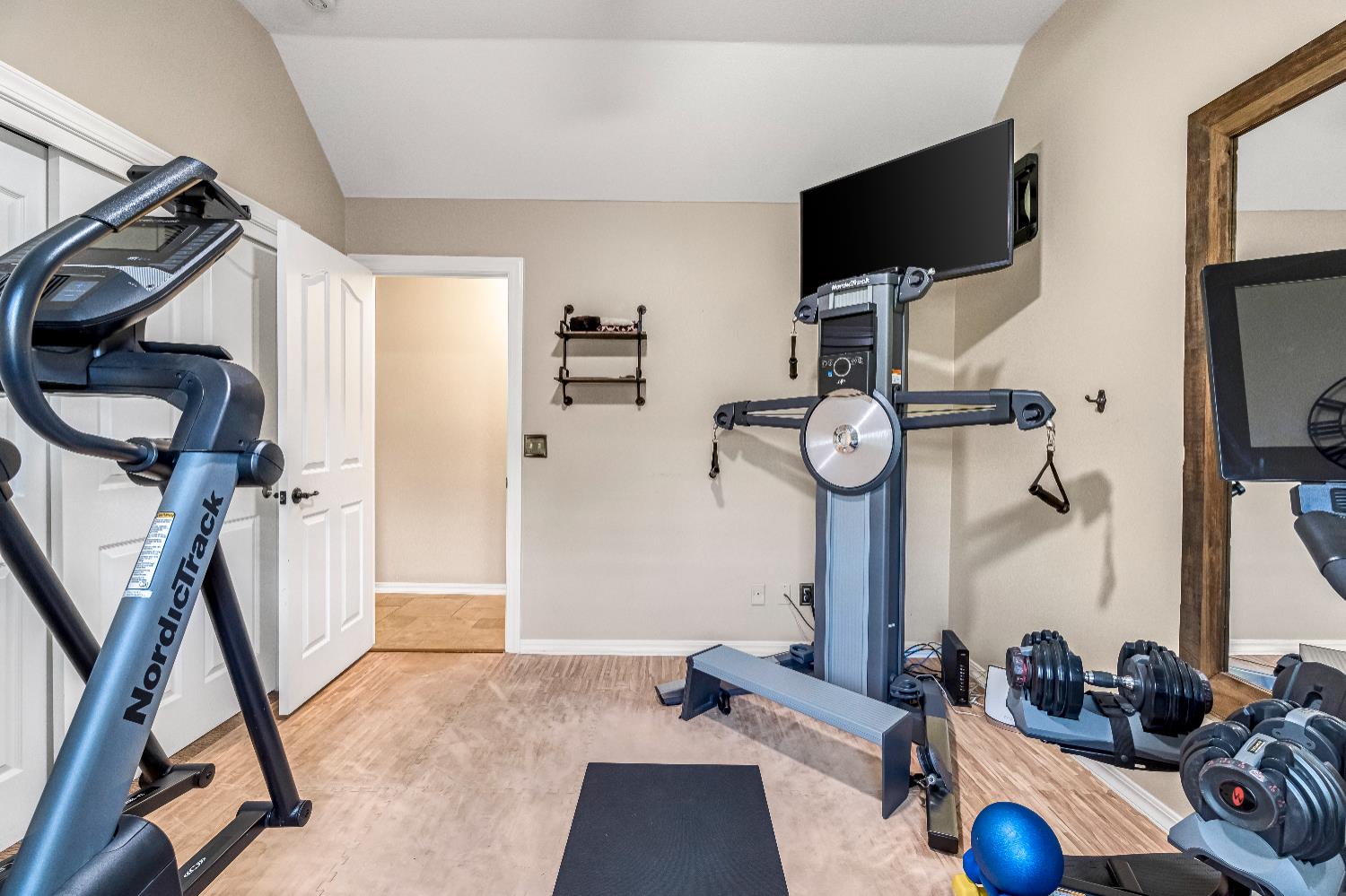 906 E Sutton Dr, Fresno, CA 93720