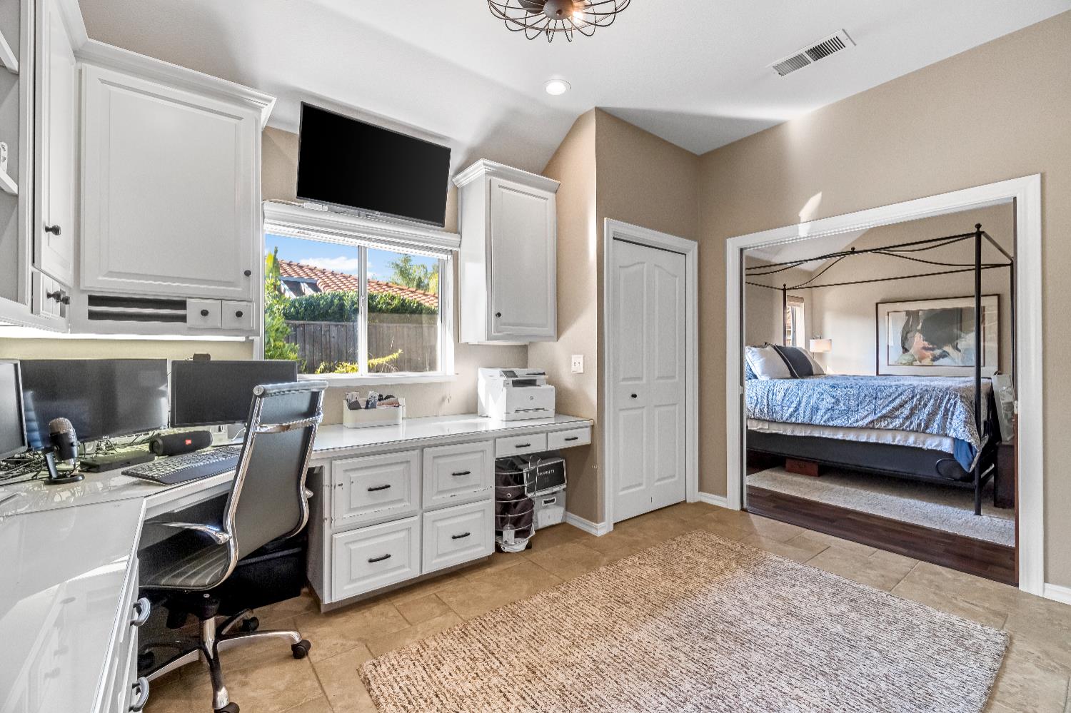 906 E Sutton Dr, Fresno, CA 93720