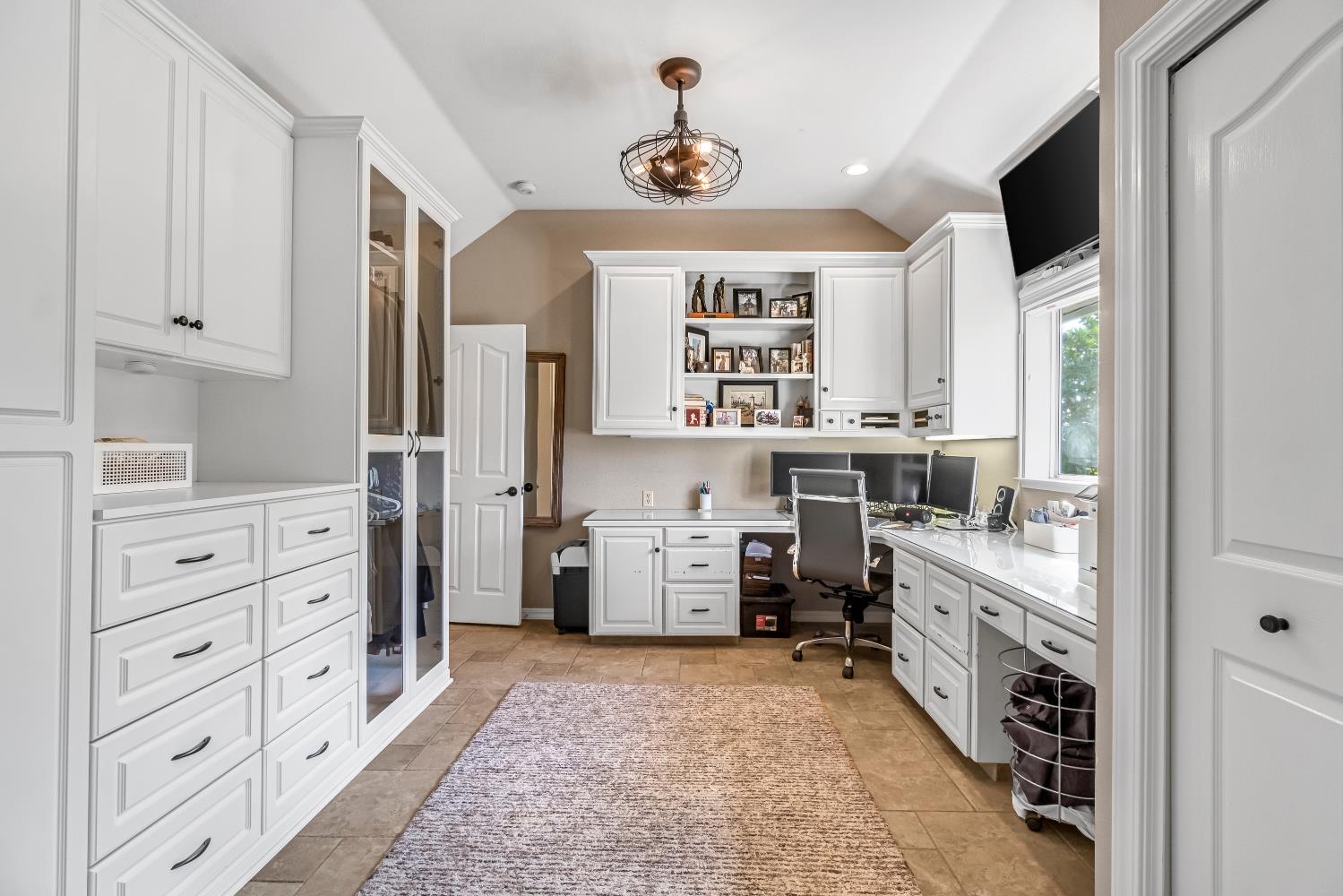 906 E Sutton Dr, Fresno, CA 93720