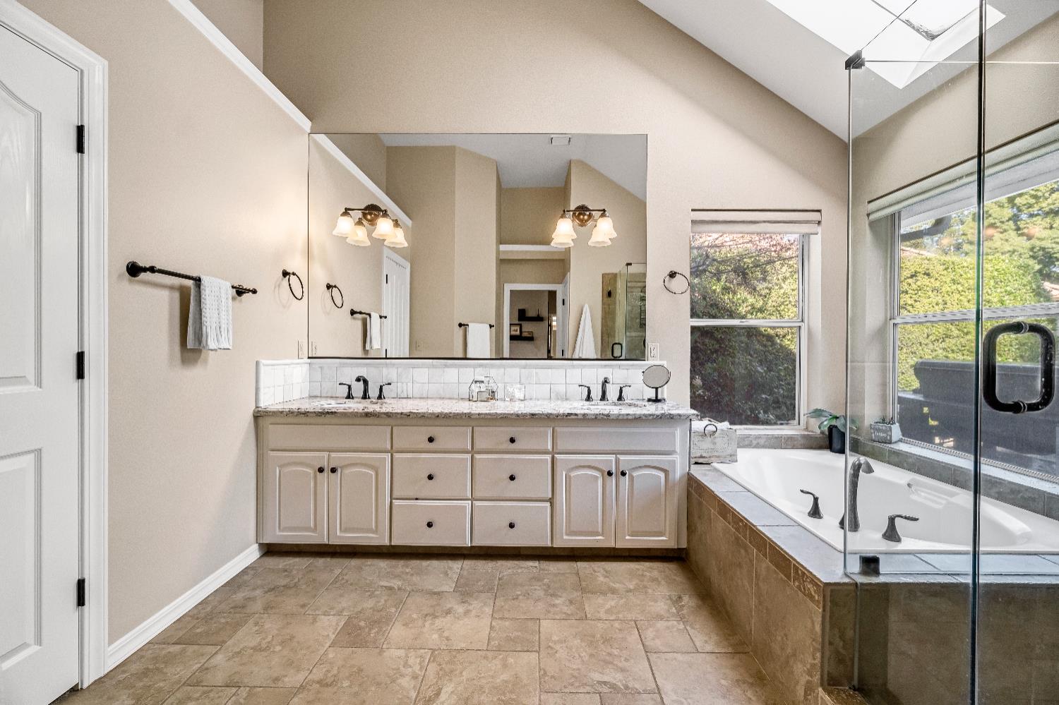 906 E Sutton Dr, Fresno, CA 93720