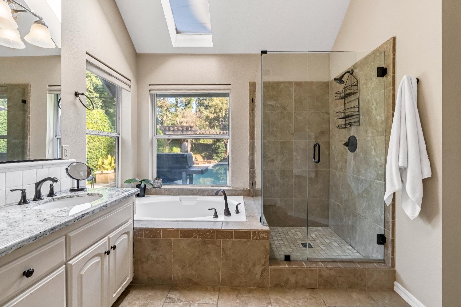 906 E Sutton Dr, Fresno, CA 93720