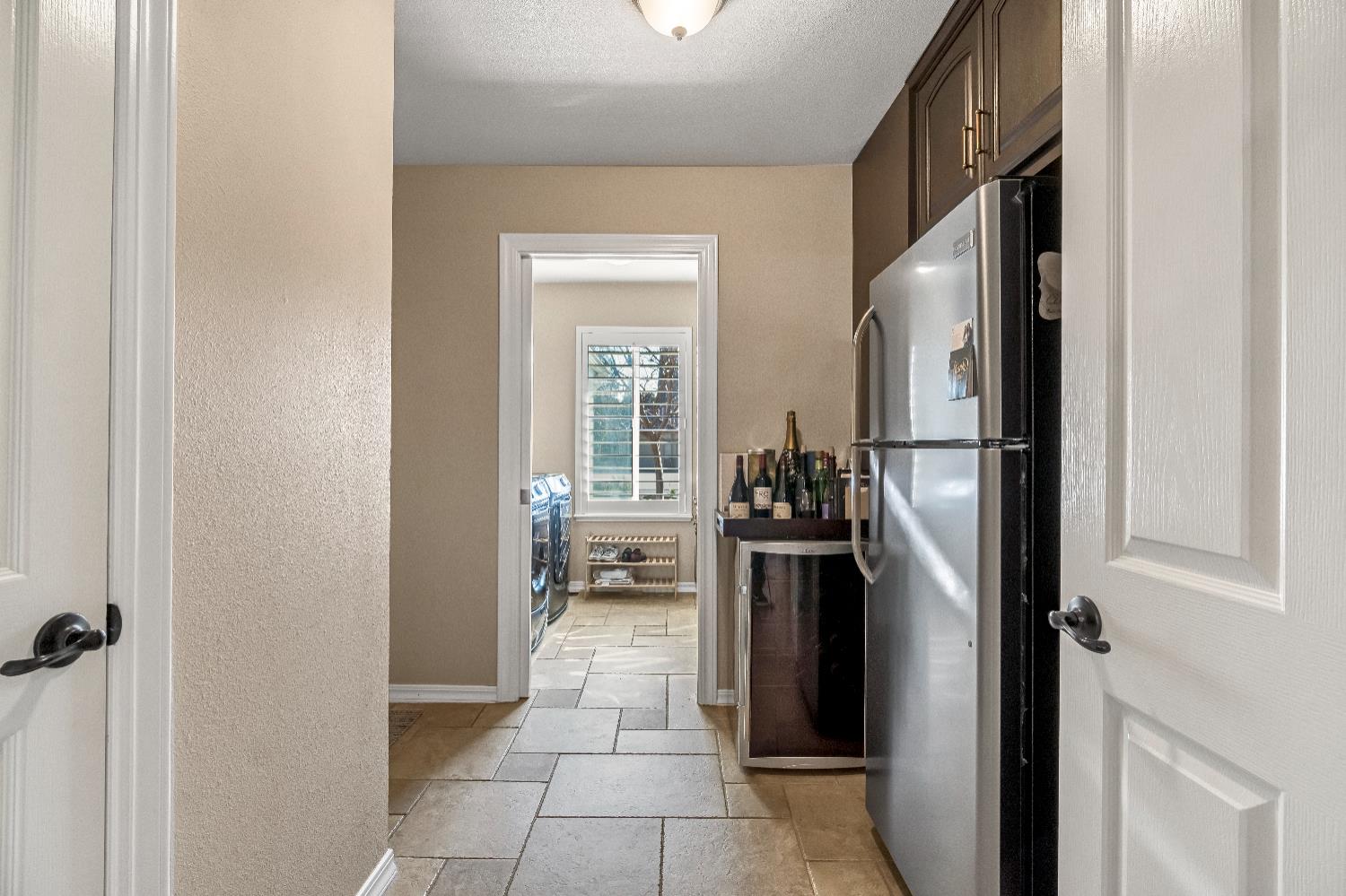 906 E Sutton Dr, Fresno, CA 93720