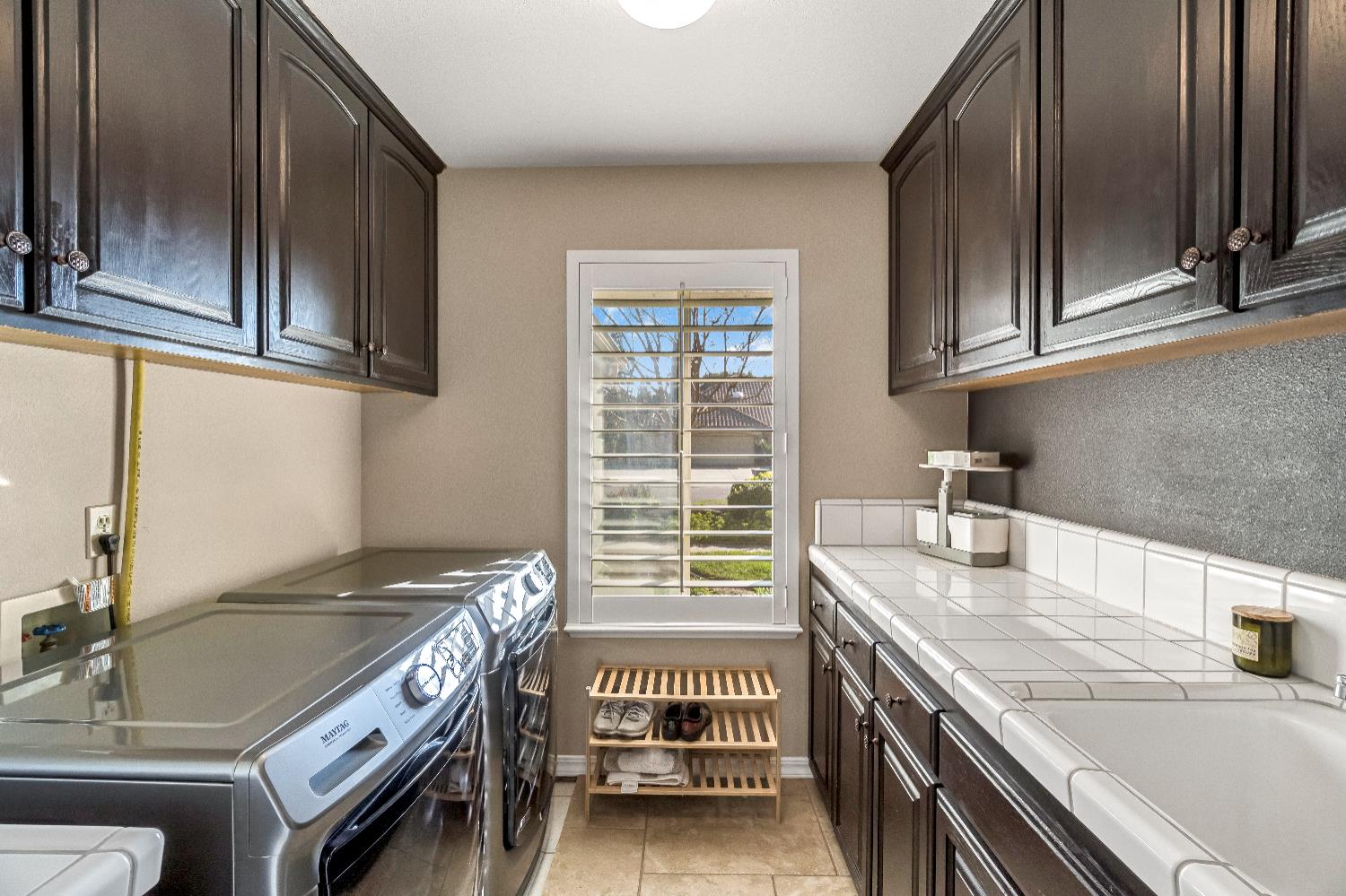 906 E Sutton Dr, Fresno, CA 93720