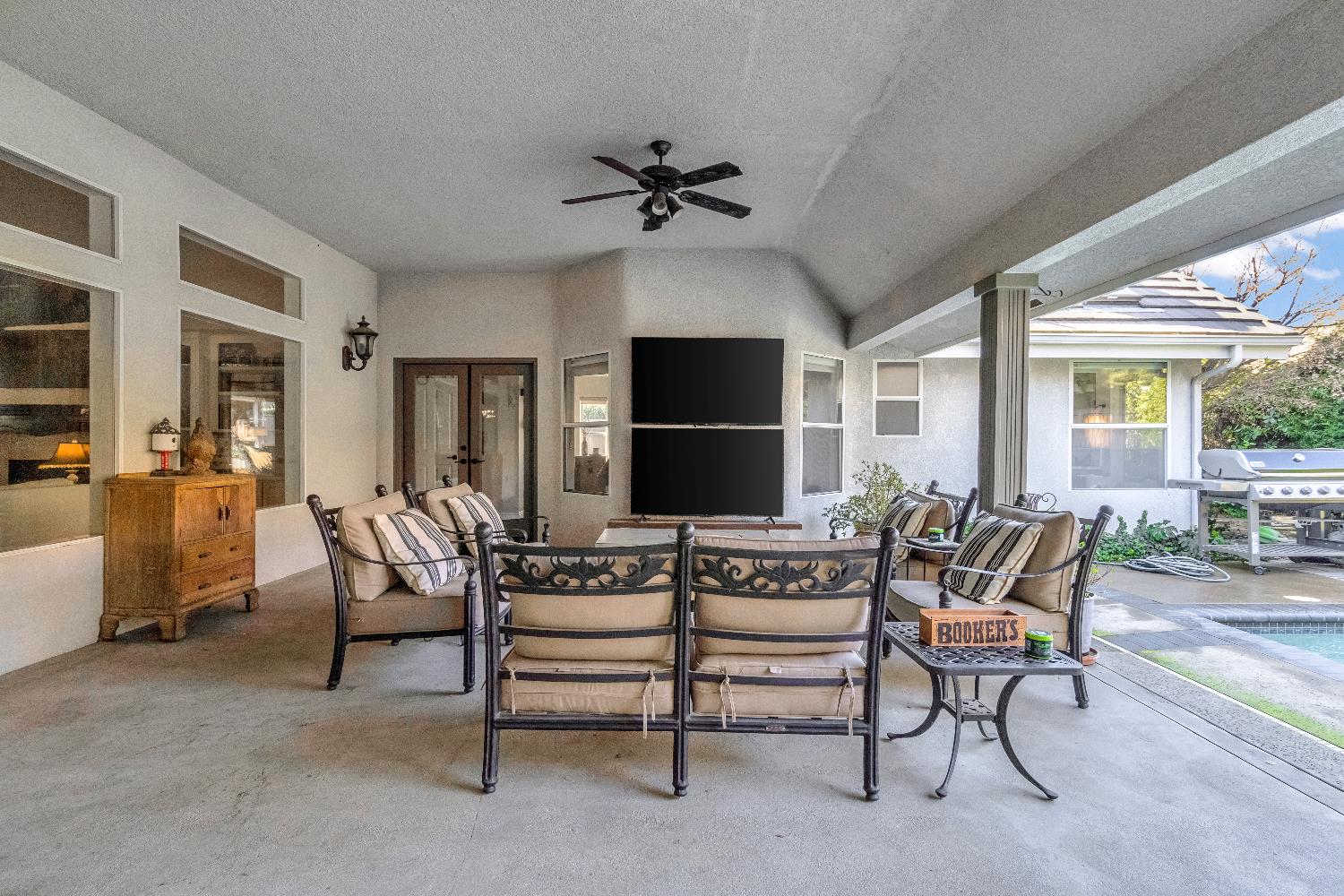 906 E Sutton Dr, Fresno, CA 93720