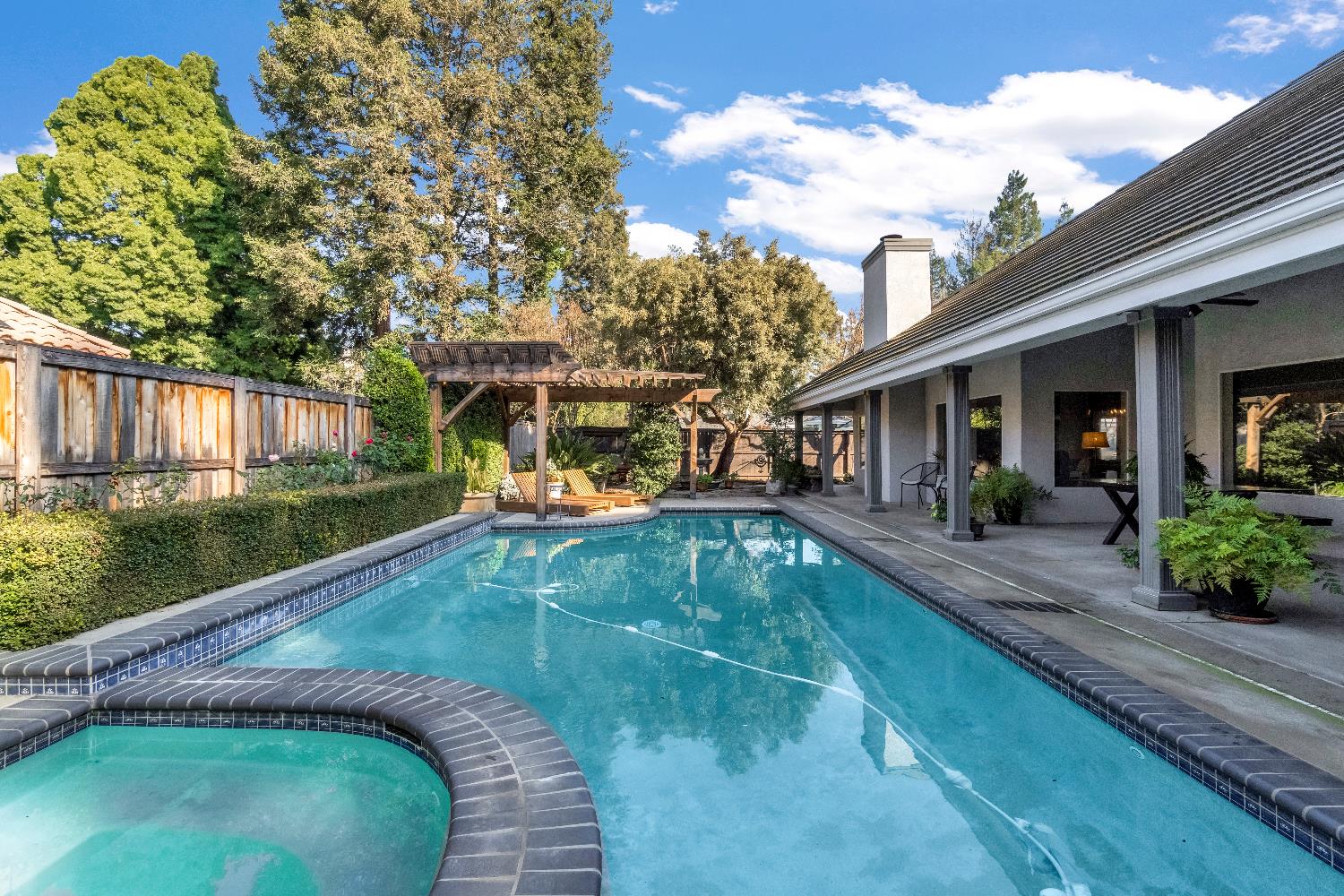 906 E Sutton Dr, Fresno, CA 93720