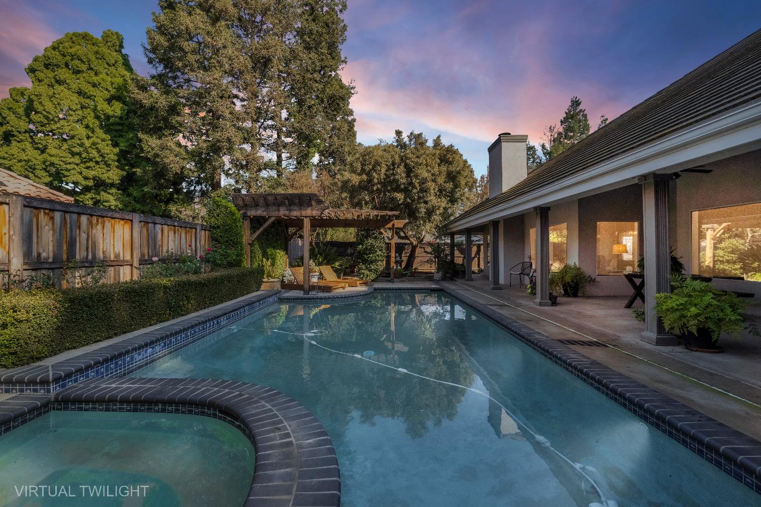 906 E Sutton Dr, Fresno, CA 93720