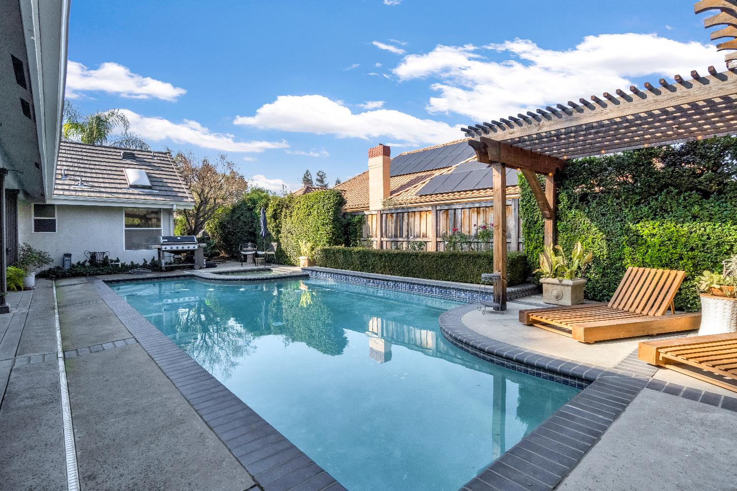 906 E Sutton Dr, Fresno, CA 93720