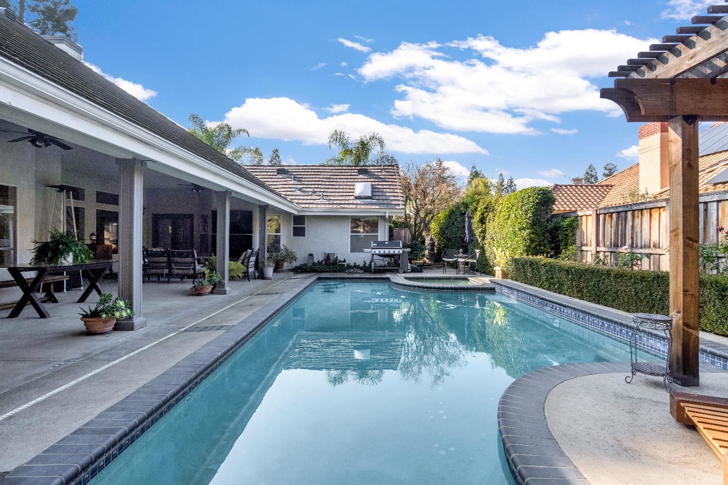 906 E Sutton Dr, Fresno, CA 93720