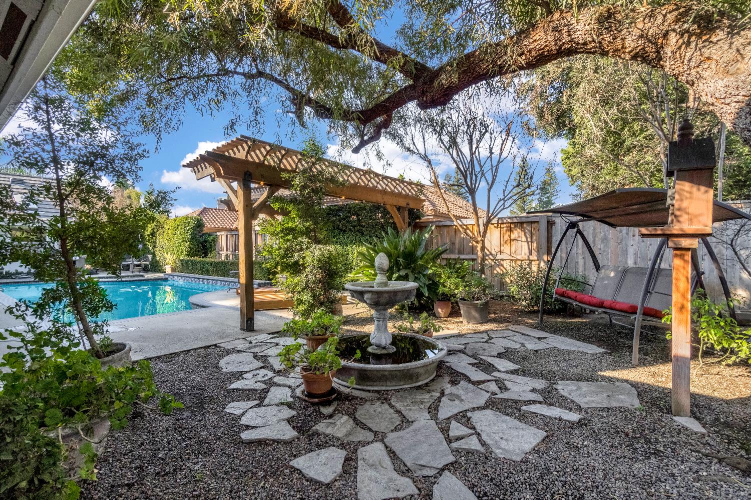 906 E Sutton Dr, Fresno, CA 93720