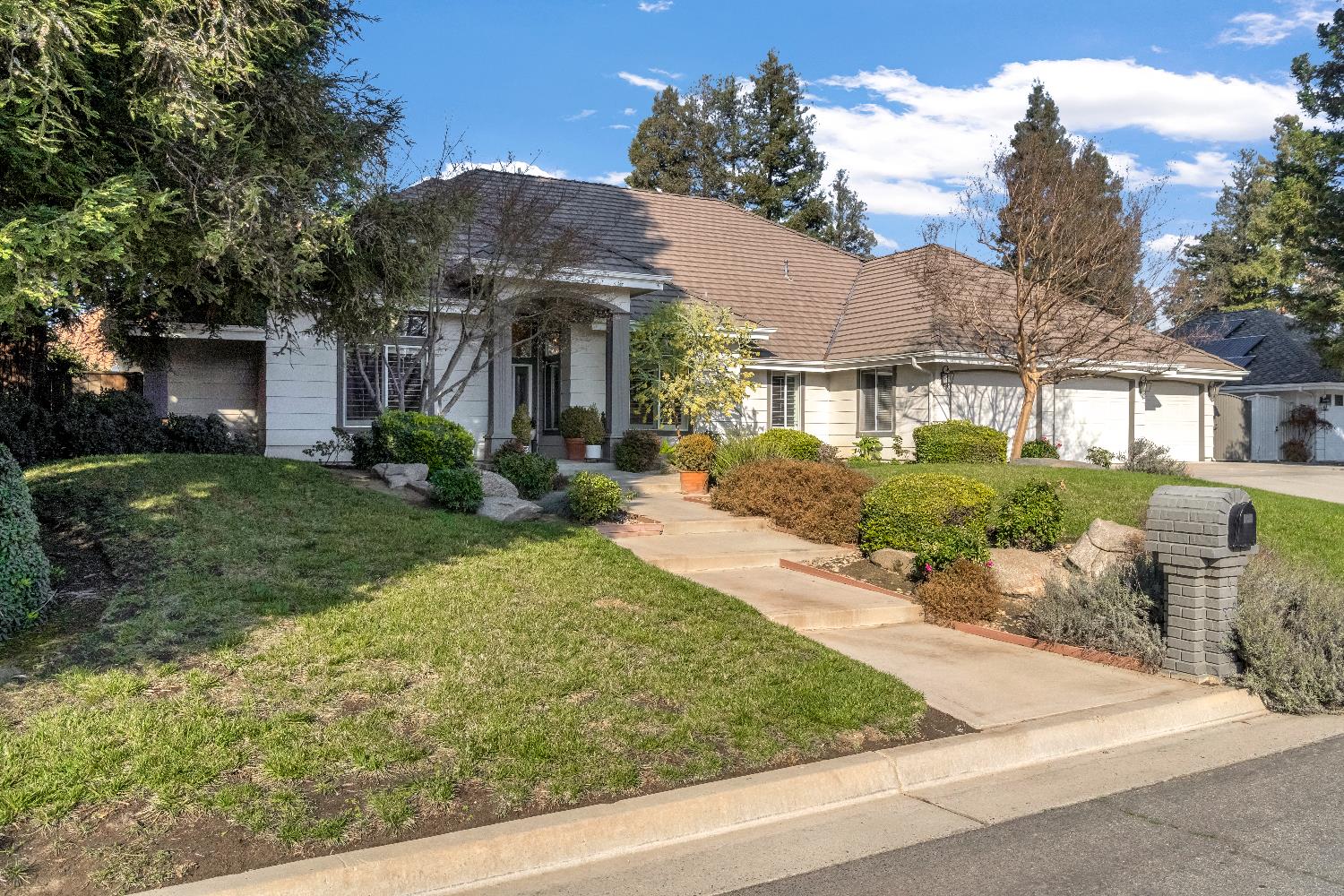 906 E Sutton Dr, Fresno, CA 93720