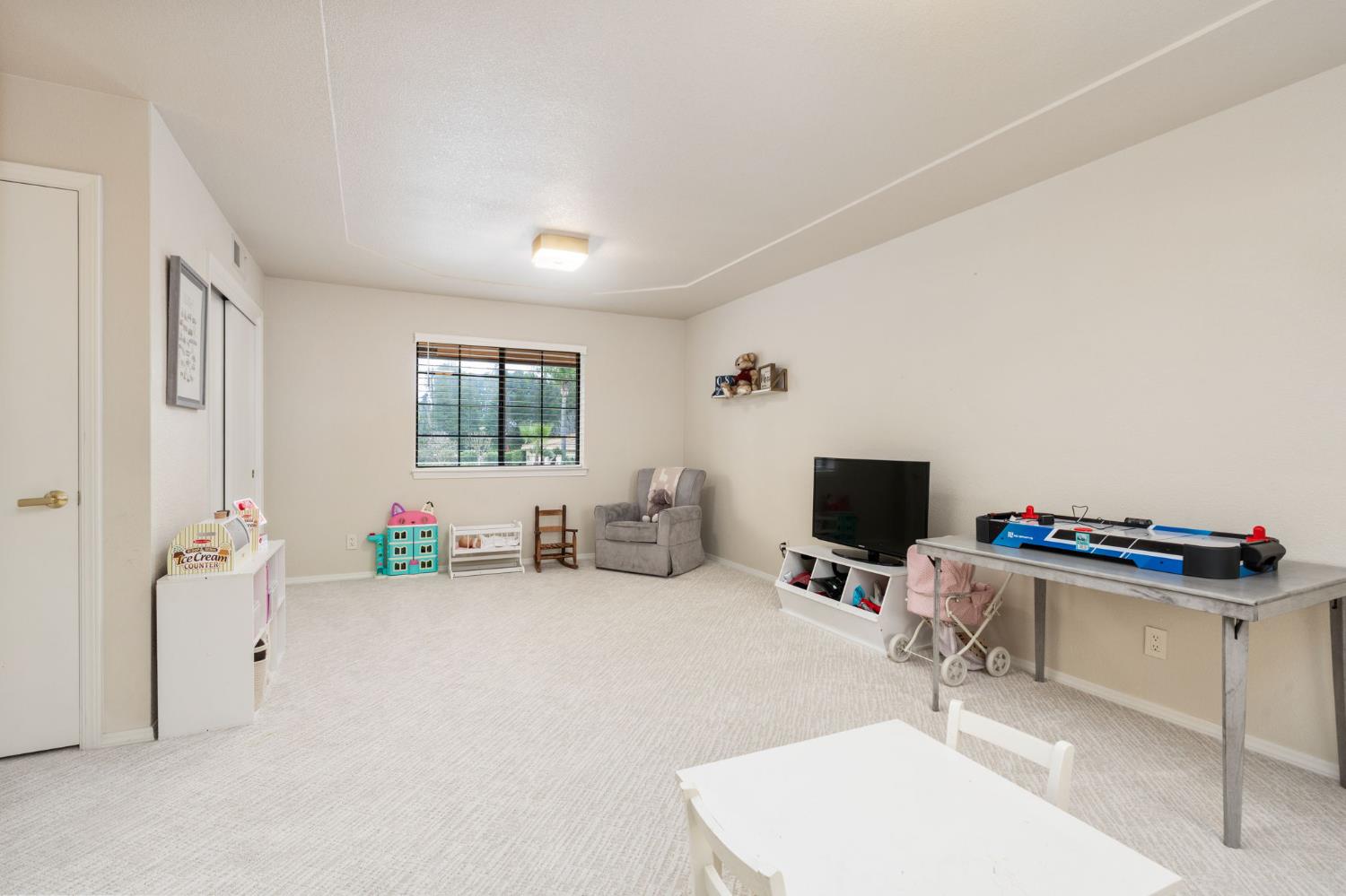 9981 N Madison Ridge Rd, Fresno, CA 93720