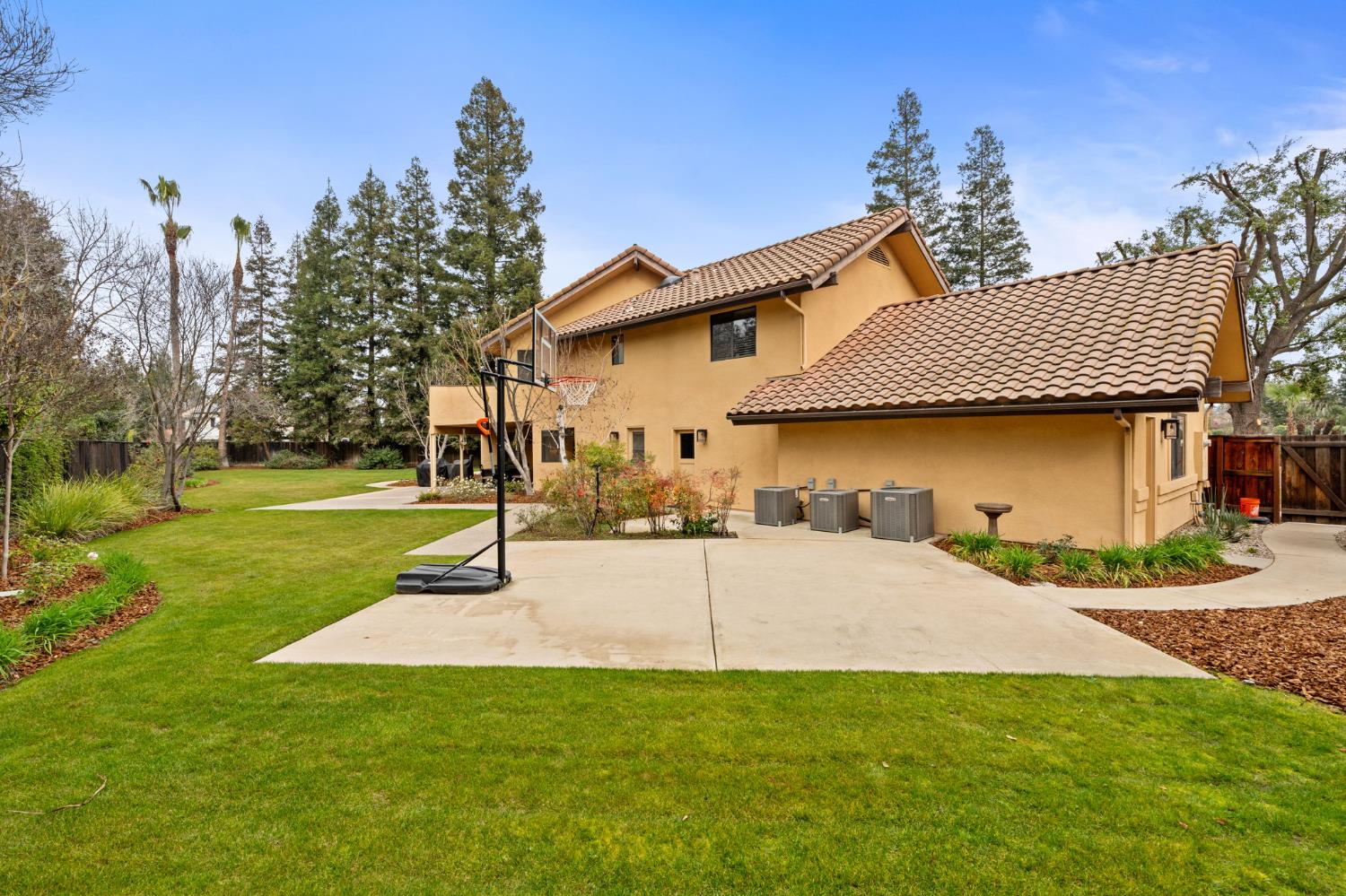 9981 N Madison Ridge Rd, Fresno, CA 93720